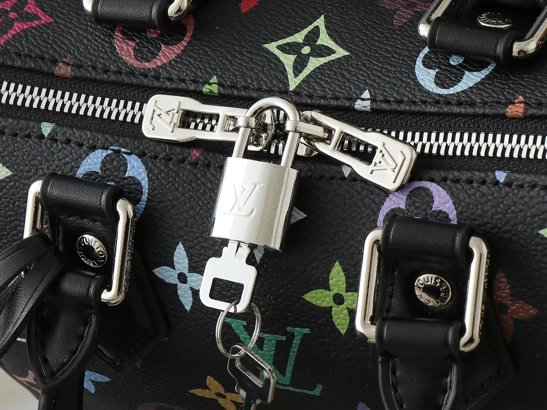 💰260💰Upgraded from the original version, this M46234 M46222 Speedy Bandoulière 20 handbag is made of soft coated canvas, with the full-length Monogram pattern traced in colorful rainbow tones, highlighting the smart style of the Louis Vuitton x Murakami reissue series. The Toron handle and detachable shoulder strap are constructed of cow leather, the metal corners recall classic luggage elements, and the bow-shaped key bag and padlock add brand touches. Dimensions: 20.5 x 13.5 x 12.0 cm (length x height x width)