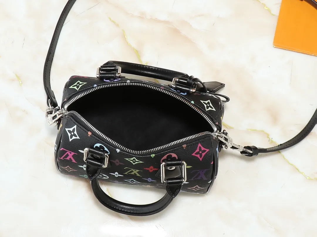 💰260💰Upgraded from the original version, this M46234 M46222 Speedy Bandoulière 20 handbag is made of soft coated canvas, with the full-length Monogram pattern traced in colorful rainbow tones, highlighting the smart style of the Louis Vuitton x Murakami reissue series. The Toron handle and detachable shoulder strap are constructed of cow leather, the metal corners recall classic luggage elements, and the bow-shaped key bag and padlock add brand touches. Dimensions: 20.5 x 13.5 x 12.0 cm (length x height x width)
