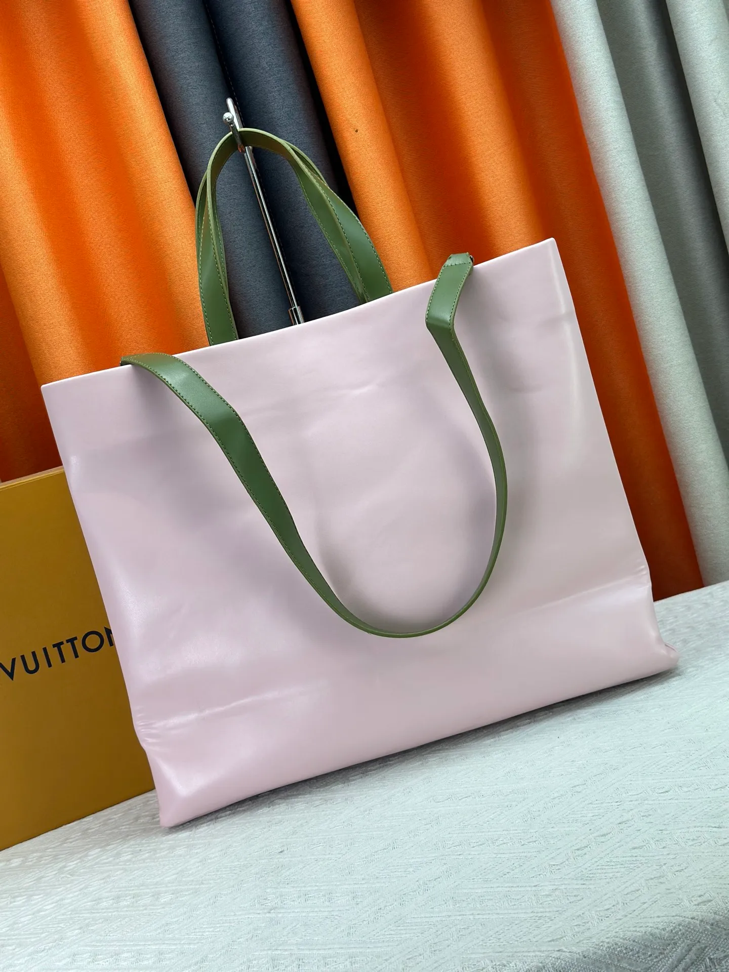 P300 M24457 Grass Green Pink Black Orange Blue Green Gray Presbyopia Plaid Black Crocodile Orange Crocodile Pattern 11 Colors ✔️ This Shopper medium handbag draws inspiration from Louis Vuitton shopping bags, with the words Louis Vuitton and Maison Fondée En 1854 written on soft cow leather, with top handles and detachable shoulder straps. Size: 40x32x16cm