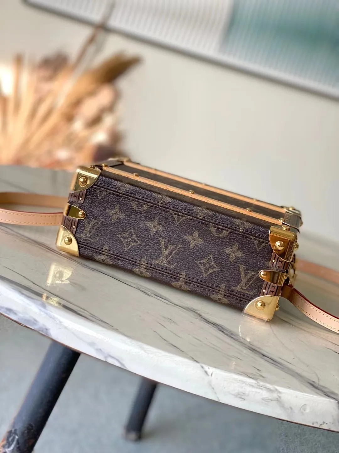 💰2400 (steel hardware) Top original order M11118 The new Handle Trunk handbag presents classic Monogram elements, making it an excellent choice for day and night looks. Dimensions: 16.5 x 8 x 24 cm (H x W x Length)
