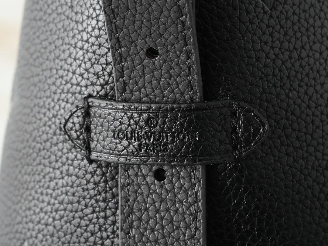 💰240💰Upgraded from the original M24141 M46288 M46293 M46277 M46298 M46203 CarryAll small handbag is made of Mono gram Empreinte embossed leather. It has a generous structure and a neat inner layer. The large inner bag adds functional elements. Comes with a Monogram embossed zipper clutch secured by a leather strap. A personal companion for urban life. Dimensions 29 x 24 x 12 cm (length x height x width)