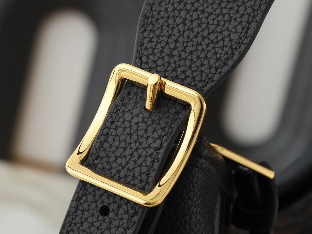💰240💰Upgraded from the original M24141 M46288 M46293 M46277 M46298 M46203 CarryAll small handbag is made of Mono gram Empreinte embossed leather. It has a generous structure and a neat inner layer. The large inner bag adds functional elements. Comes with a Monogram embossed zipper clutch secured by a leather strap. A personal companion for urban life. Dimensions 29 x 24 x 12 cm (length x height x width)