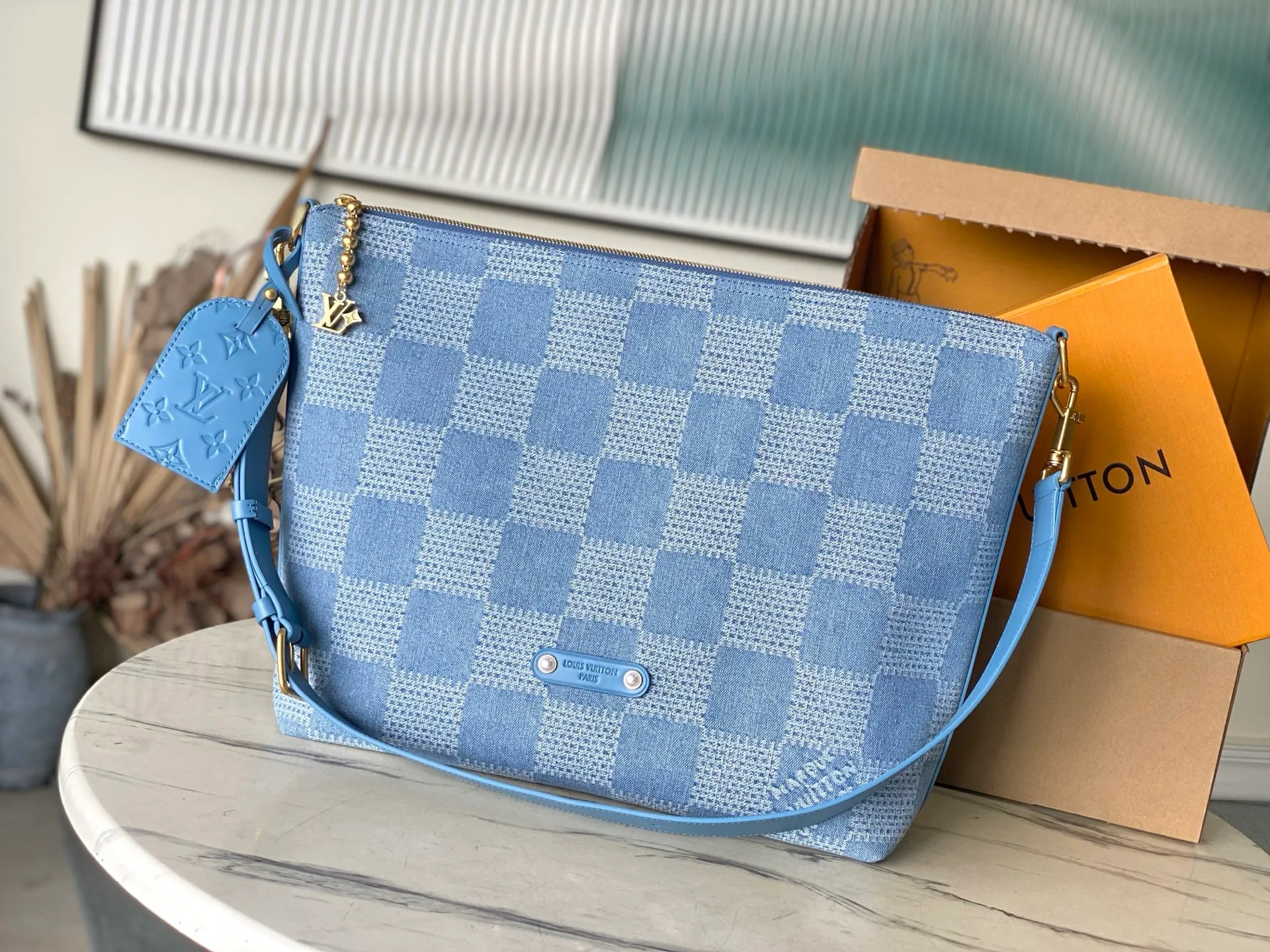 💰1140 Top original order N00202 This Vagabond Hobo handbag is made of Damier Denim 3D cotton canvas with cow leather trim and dazzling metal parts, and is decorated with a soft cotton lining with a gorgeous woven label. The marque L.Vuitton Deposee logo and metallic beaded zipper pullers showcase Pharrell Williams’ signature design elements. Dimensions: 38 × 35 × 12 cm