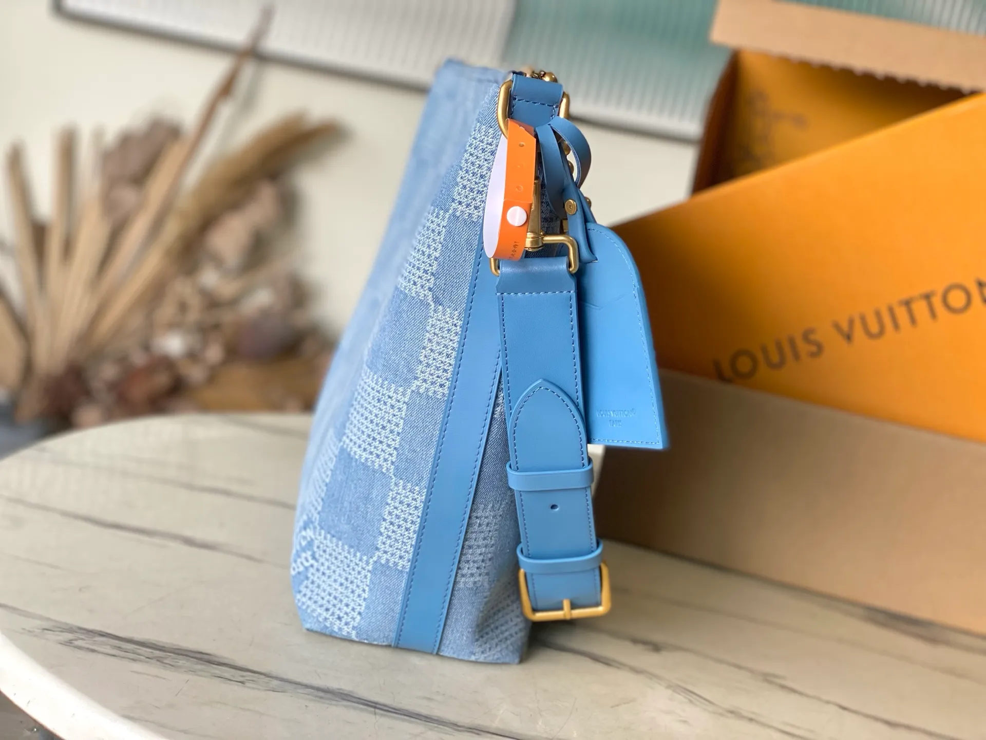 💰1140 Top original order N00202 This Vagabond Hobo handbag is made of Damier Denim 3D cotton canvas with cow leather trim and dazzling metal parts, and is decorated with a soft cotton lining with a gorgeous woven label. The marque L.Vuitton Deposee logo and metallic beaded zipper pullers showcase Pharrell Williams’ signature design elements. Dimensions: 38 × 35 × 12 cm