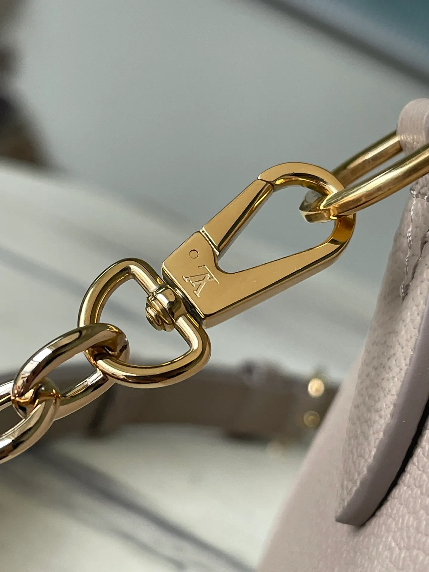 💰1060 (top layer leather) top original order M46575. Support counter inspection. Photos taken of duty-free goods are consistent with the product without unpacking. This product is an exclusive duty-free product in the market and is the highest-end product. Inspection is supported. This product has passed strict inspection and is flawless. Please wear gloves when touching the product. This product is not returnable or exchangeable. Please confirm the product first and then remove the label on the handle. This product is temporarily not open to the public, only regular customers, and is in short supply. Dimensions: 20.5 x 13.5 x 12 cm