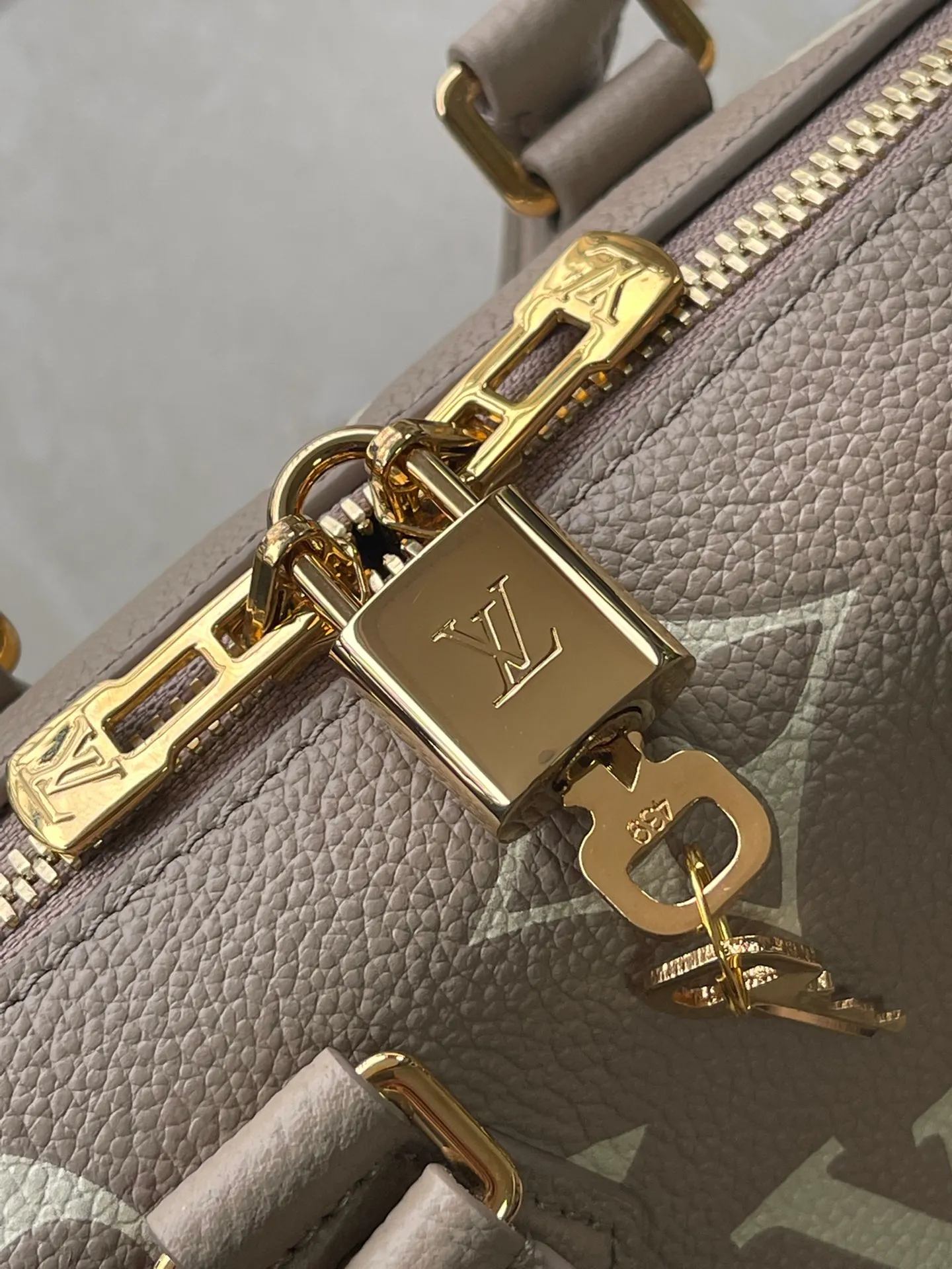 💰1060 (top layer leather) top original order M46575. Support counter inspection. Photos taken of duty-free goods are consistent with the product without unpacking. This product is an exclusive duty-free product in the market and is the highest-end product. Inspection is supported. This product has passed strict inspection and is flawless. Please wear gloves when touching the product. This product is not returnable or exchangeable. Please confirm the product first and then remove the label on the handle. This product is temporarily not open to the public, only regular customers, and is in short supply. Dimensions: 20.5 x 13.5 x 12 cm