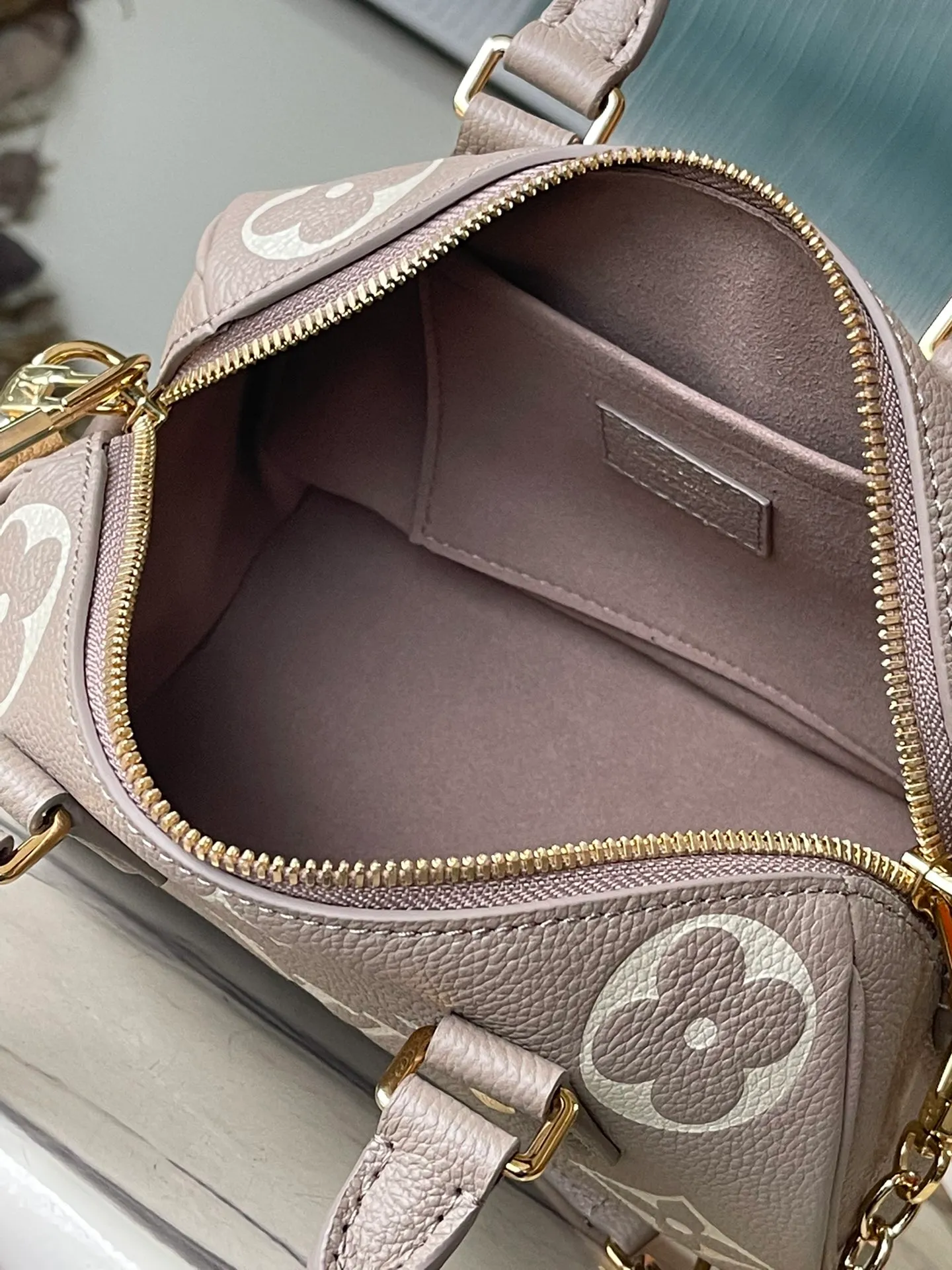 💰1060 (top layer leather) top original order M46575. Support counter inspection. Photos taken of duty-free goods are consistent with the product without unpacking. This product is an exclusive duty-free product in the market and is the highest-end product. Inspection is supported. This product has passed strict inspection and is flawless. Please wear gloves when touching the product. This product is not returnable or exchangeable. Please confirm the product first and then remove the label on the handle. This product is temporarily not open to the public, only regular customers, and is in short supply. Dimensions: 20.5 x 13.5 x 12 cm