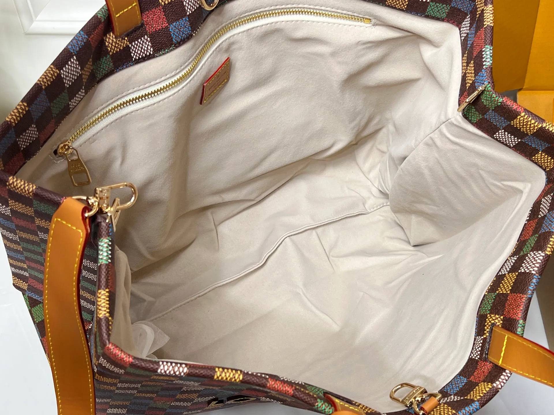 Batch 320💰M24457 Black Check Presbyopia Plaid Purple Grass Green Pink Black Orange Blue Green Gray Presbyopia Plaid Black Crocodile Pattern Orange Crocodile Pattern 13 Colors ✔️ This Shopper medium handbag draws inspiration from Louis Vuitton shopping bags, with the words Louis Vuitton and Maison Fondée En 1854 written on soft cow leather, with top handles and detachable shoulder straps. Dimensions: 42x34x16cm