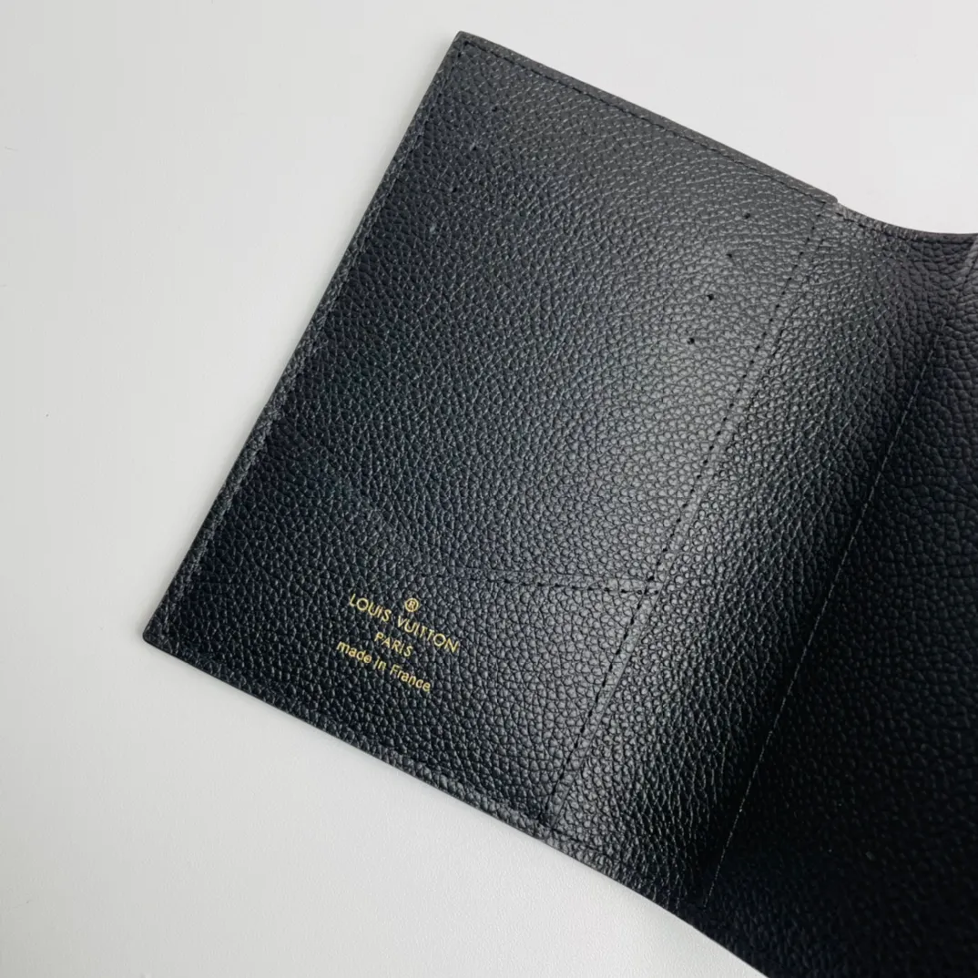 Factory price 260 🇫🇷Exclusive real shot of overseas original order M63914! This chic Louis Vuitton passport holder is crafted from Monogram Empreinte leather and features a Monogram embossed pattern on the soft calfskin. The lightweight and slim cover has four credit card slots and an open slot for easy access to your passport, making it easy to slip into your handbag or pocket. Size: 14×10cm
