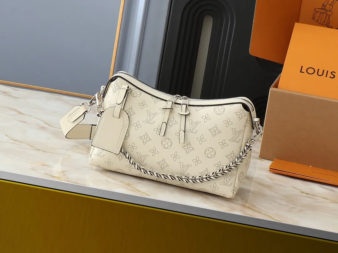 💰240💰Upgraded from the original M13157 M24255 M24114. This Hand It All small handbag uses cow leather to interpret the brand's Bloom elements, incorporates floral imagery into the perforated Monogram pattern, and upgrades the classic style with contrasting brand names. The inner patch pocket is convenient for storing mobile phones, and the woven chain allows for flexible switching between cross-body or shoulder wear. Dimensions: 29.0 x 18.0 x 13.0 cm (length x height x width)