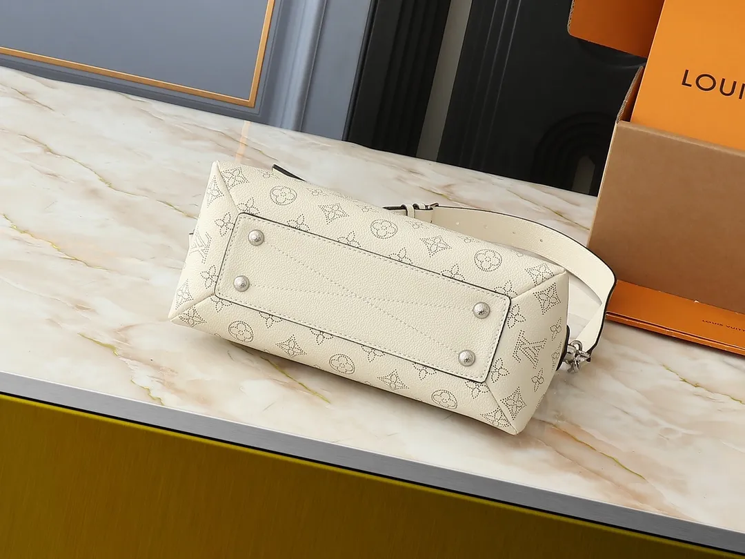 💰240💰Upgraded from the original M13157 M24255 M24114. This Hand It All small handbag uses cow leather to interpret the brand's Bloom elements, incorporates floral imagery into the perforated Monogram pattern, and upgrades the classic style with contrasting brand names. The inner patch pocket is convenient for storing mobile phones, and the woven chain allows for flexible switching between cross-body or shoulder wear. Dimensions: 29.0 x 18.0 x 13.0 cm (length x height x width)