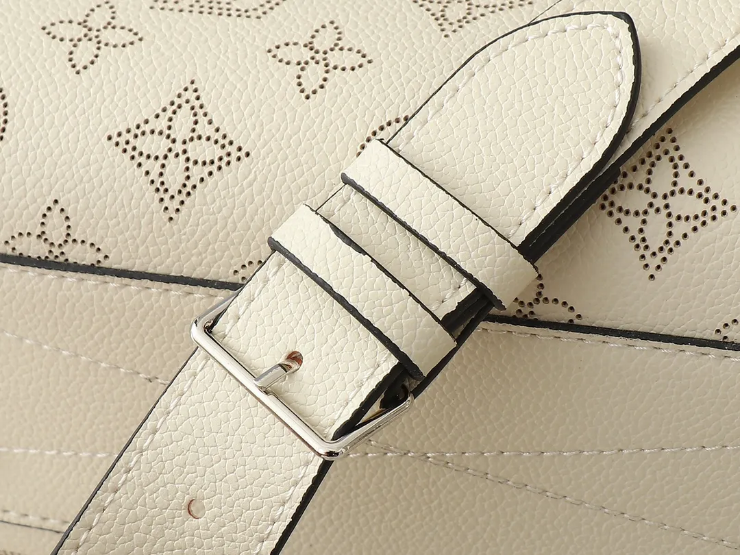 💰240💰Upgraded from the original M13157 M24255 M24114. This Hand It All small handbag uses cow leather to interpret the brand's Bloom elements, incorporates floral imagery into the perforated Monogram pattern, and upgrades the classic style with contrasting brand names. The inner patch pocket is convenient for storing mobile phones, and the woven chain allows for flexible switching between cross-body or shoulder wear. Dimensions: 29.0 x 18.0 x 13.0 cm (length x height x width)