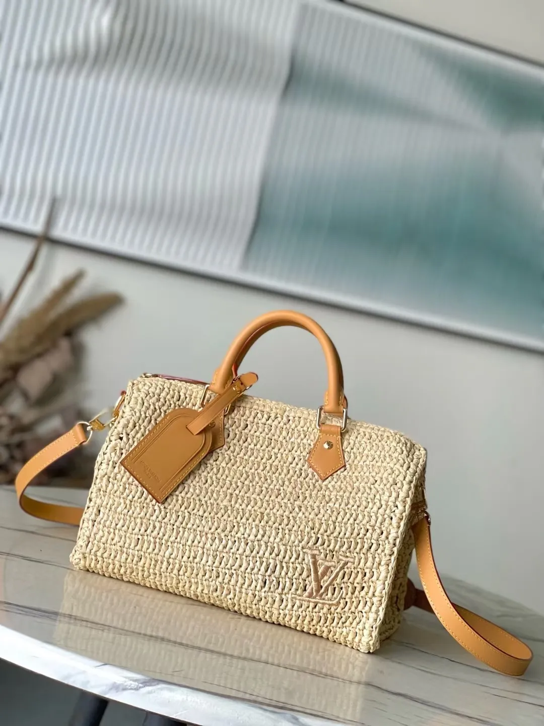 💰1480 Top original order M14457 This Speedy 30 Bandouliere handbag is made of raffia, using exquisite craftsmanship to give each finished product a unique style, and then uses distressed cow leather to add a retro charm. The LV lettering is embroidered in a corner of the front, and the top handle and detachable and adjustable shoulder strap allow for flexible carrying. Dimensions: 34 × 22 × 19 cm
