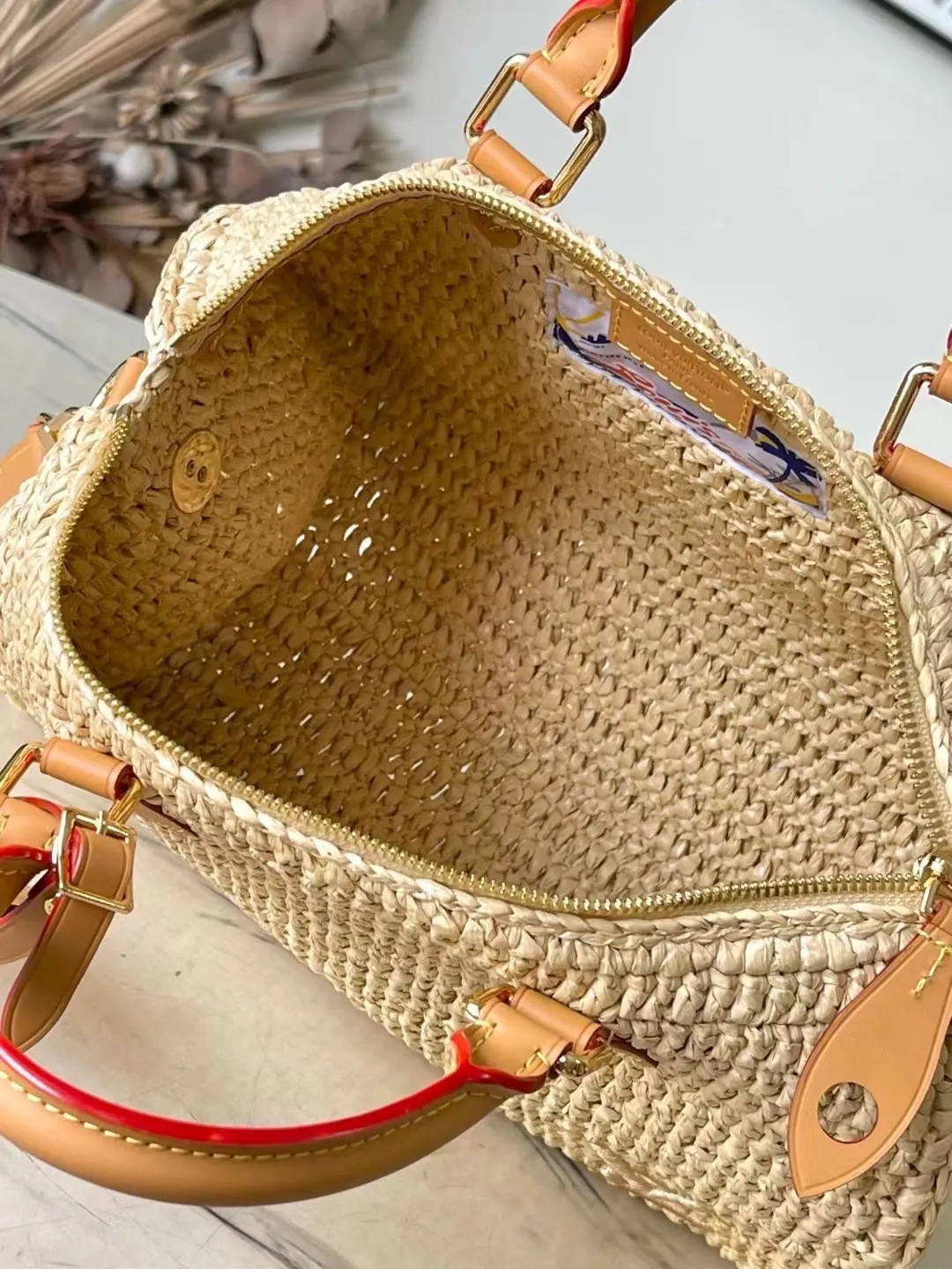 💰1480 Top original order M14457 This Speedy 30 Bandouliere handbag is made of raffia, using exquisite craftsmanship to give each finished product a unique style, and then uses distressed cow leather to add a retro charm. The LV lettering is embroidered in a corner of the front, and the top handle and detachable and adjustable shoulder strap allow for flexible carrying. Dimensions: 34 × 22 × 19 cm