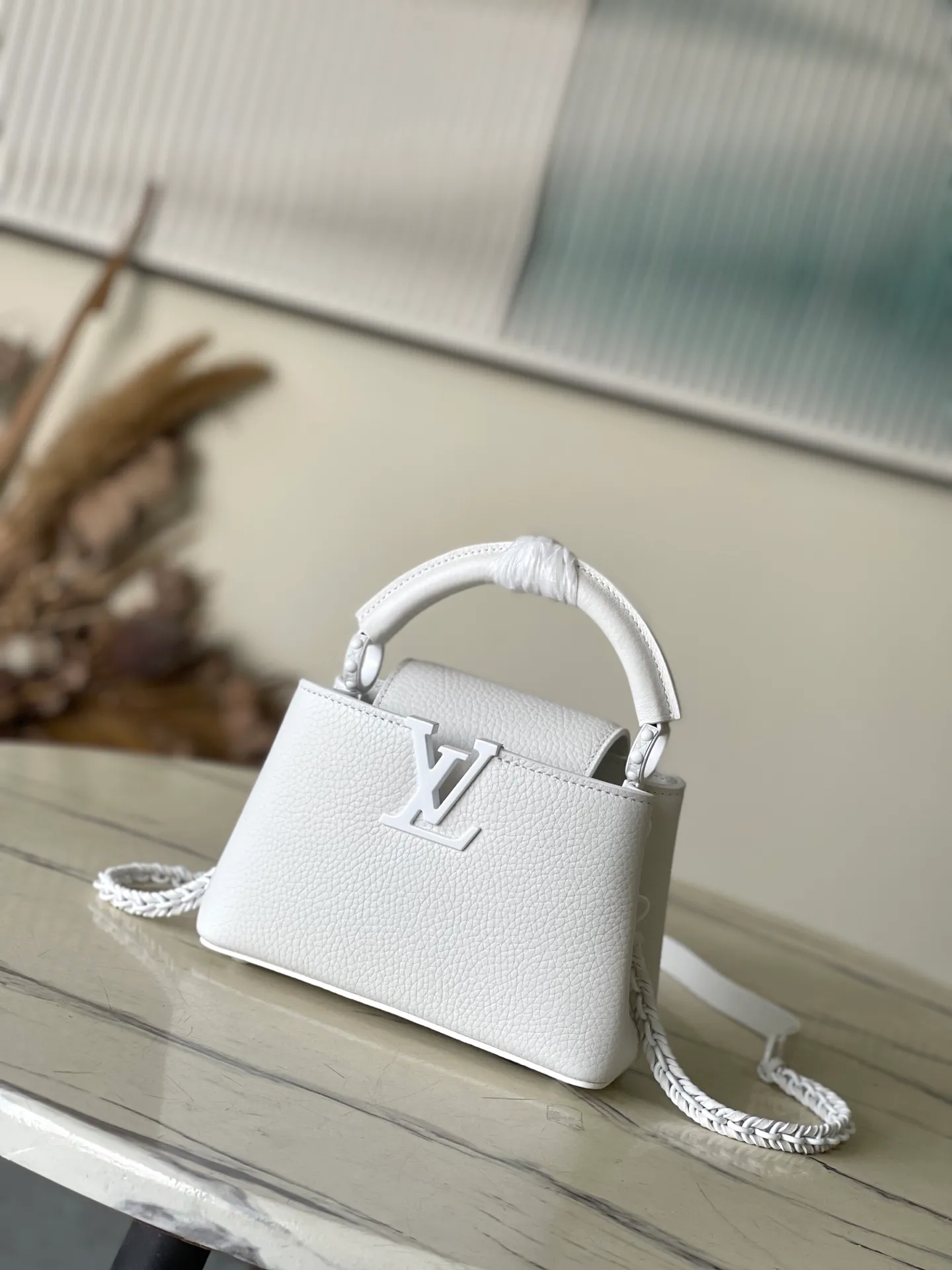 💰2000 (special grade original leather) M25255 white with white buckle. The first store was opened on Capuchin Street in Paris. Capucines handbags are as enduring as the brand and can bring fashionable sophistication to any look. Full-grain Taurillon leather creates a luxurious handbag, highlighted by various traditional details: initials, unique edge rings, delicate Monogram flowers on the flap. Equipped with a top handle, removable strap and unique bag cover, it has a variety of carrying styles to suit different looks or moods. Detailed features 21.0 x 13 x 8.0 cm