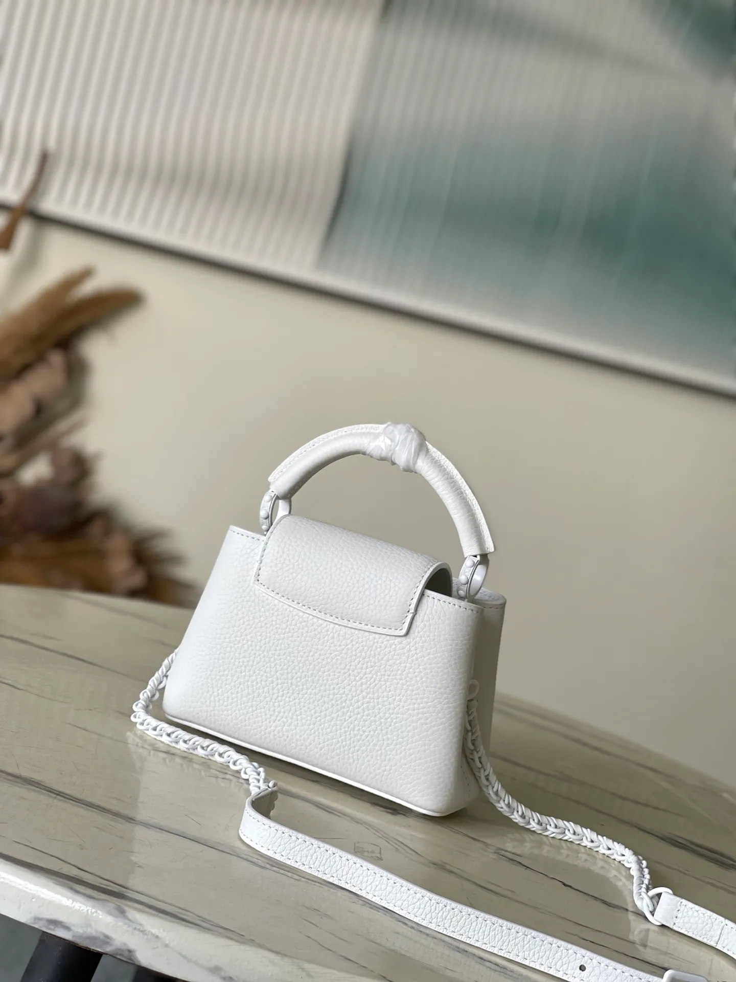 💰2000 (special grade original leather) M25255 white with white buckle. The first store was opened on Capuchin Street in Paris. Capucines handbags are as enduring as the brand and can bring fashionable sophistication to any look. Full-grain Taurillon leather creates a luxurious handbag, highlighted by various traditional details: initials, unique edge rings, delicate Monogram flowers on the flap. Equipped with a top handle, removable strap and unique bag cover, it has a variety of carrying styles to suit different looks or moods. Detailed features 21.0 x 13 x 8.0 cm