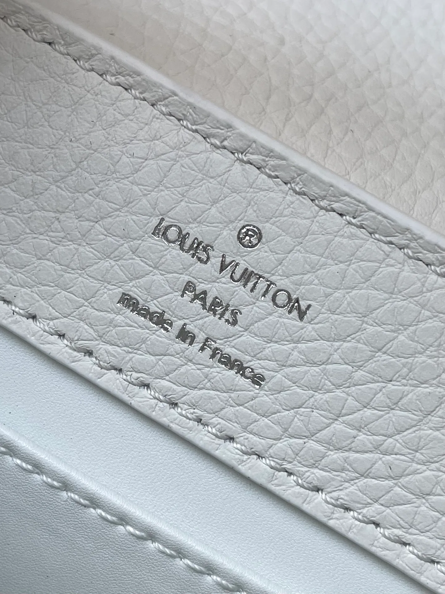 💰2000 (special grade original leather) M25255 white with white buckle. The first store was opened on Capuchin Street in Paris. Capucines handbags are as enduring as the brand and can bring fashionable sophistication to any look. Full-grain Taurillon leather creates a luxurious handbag, highlighted by various traditional details: initials, unique edge rings, delicate Monogram flowers on the flap. Equipped with a top handle, removable strap and unique bag cover, it has a variety of carrying styles to suit different looks or moods. Detailed features 21.0 x 13 x 8.0 cm