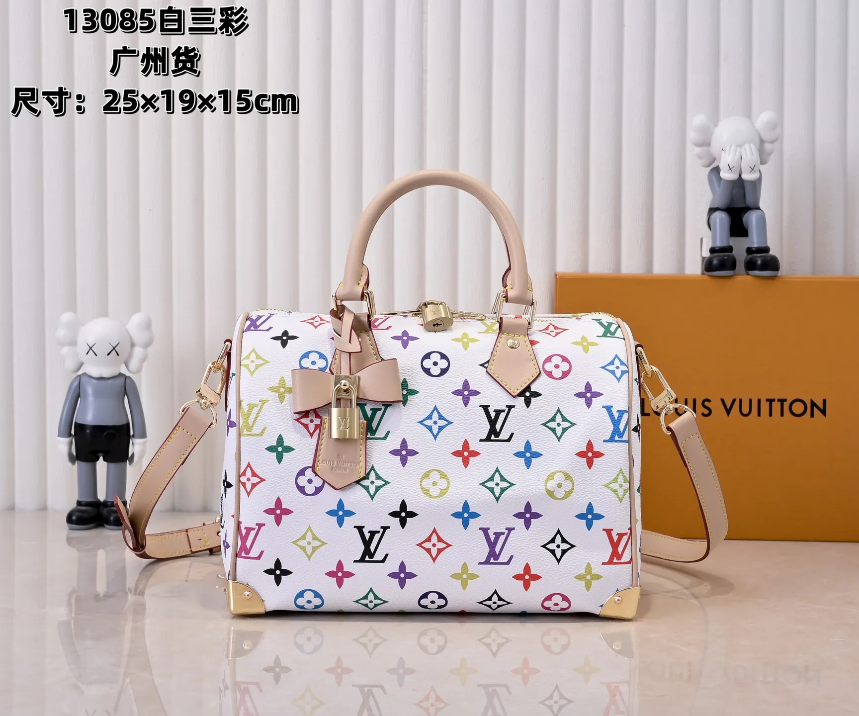 Batch 💰320 Guangzhou Product No.: M13085 40390 This Speedy Bandoulière 25 handbag uses the classic Monogram pattern to render the bright colors of Japanese artist Takashi Murakami. Together with the bow-shaped key bag, it highlights the smart style of the Louis Vuitton x Murakami collaboration series. The Toron handle and detachable and adjustable shoulder strap are fashioned from cow leather, and the dazzling padlock and corners reference the brand's luggage elements. 25 cm