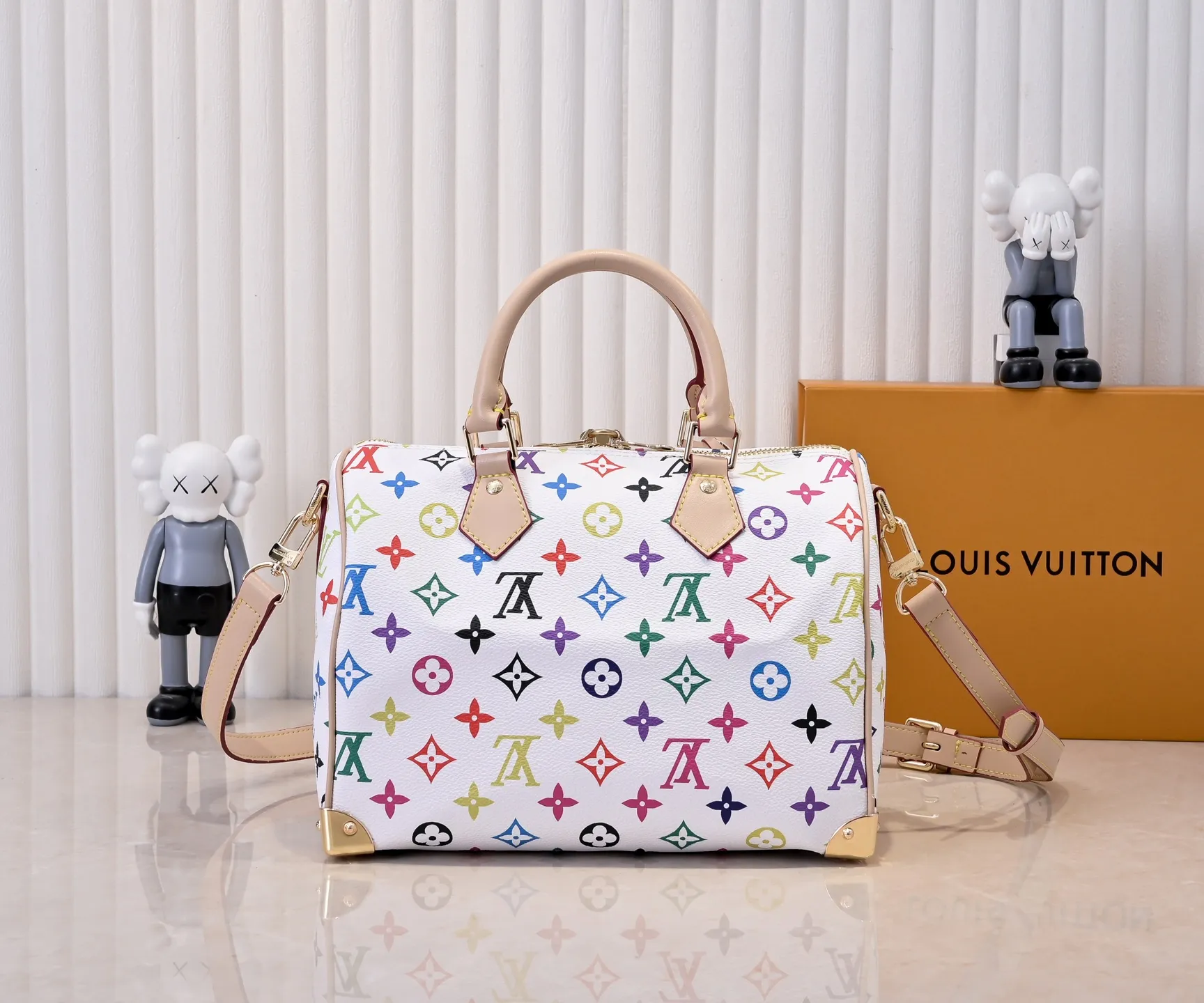 Batch 💰320 Guangzhou Product No.: M13085 40390 This Speedy Bandoulière 25 handbag uses the classic Monogram pattern to render the bright colors of Japanese artist Takashi Murakami. Together with the bow-shaped key bag, it highlights the smart style of the Louis Vuitton x Murakami collaboration series. The Toron handle and detachable and adjustable shoulder strap are fashioned from cow leather, and the dazzling padlock and corners reference the brand's luggage elements. 25 cm