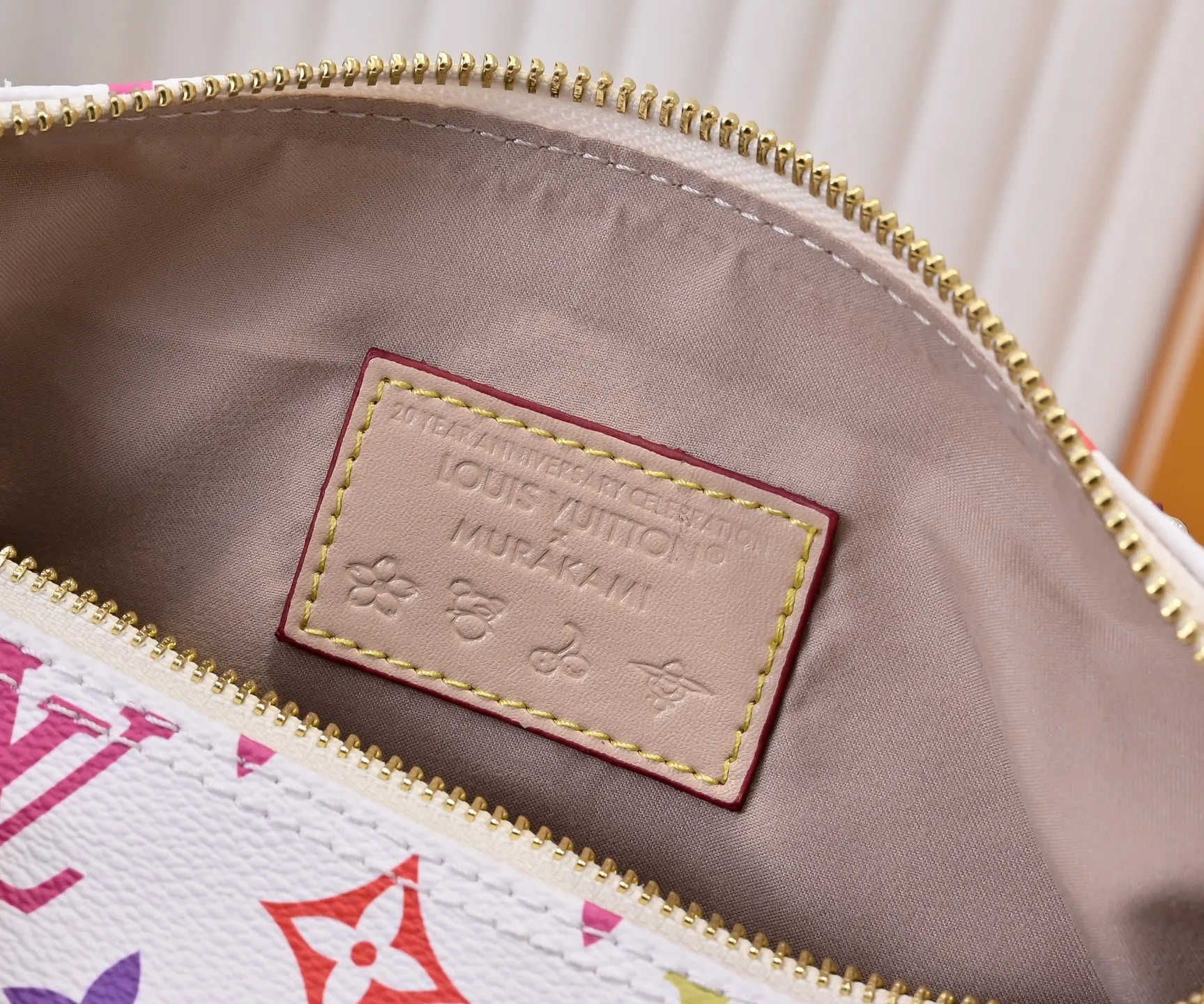 Batch 💰320 Guangzhou Product No.: M13085 40390 This Speedy Bandoulière 25 handbag uses the classic Monogram pattern to render the bright colors of Japanese artist Takashi Murakami. Together with the bow-shaped key bag, it highlights the smart style of the Louis Vuitton x Murakami collaboration series. The Toron handle and detachable and adjustable shoulder strap are fashioned from cow leather, and the dazzling padlock and corners reference the brand's luggage elements. 25 cm