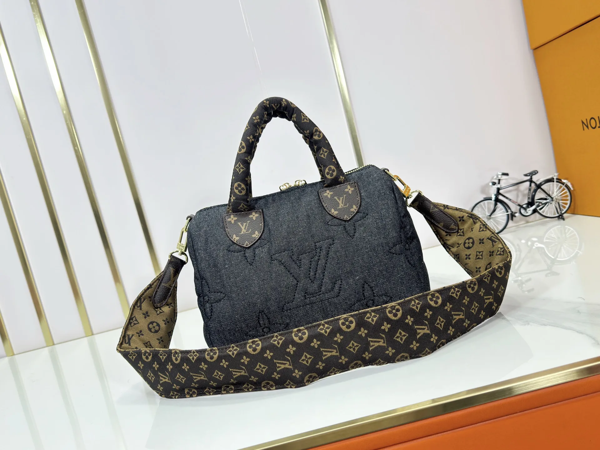 P260 upgraded original M26956 M21061 M20937 M59008 This LV Pillow Speedy Bandoulière 25 handbag injects a cool attitude into the brand's classic configuration. Recycled padded nylon has a matte sheen, with Monogram embroidery and Mini Monogram canvas trim. The top handle and shoulder strap are both padded, making it softer, warmer and more comfortable to carry. Dimensions: 25.0 x 19.0 x 15.0 cm (length x height x width)