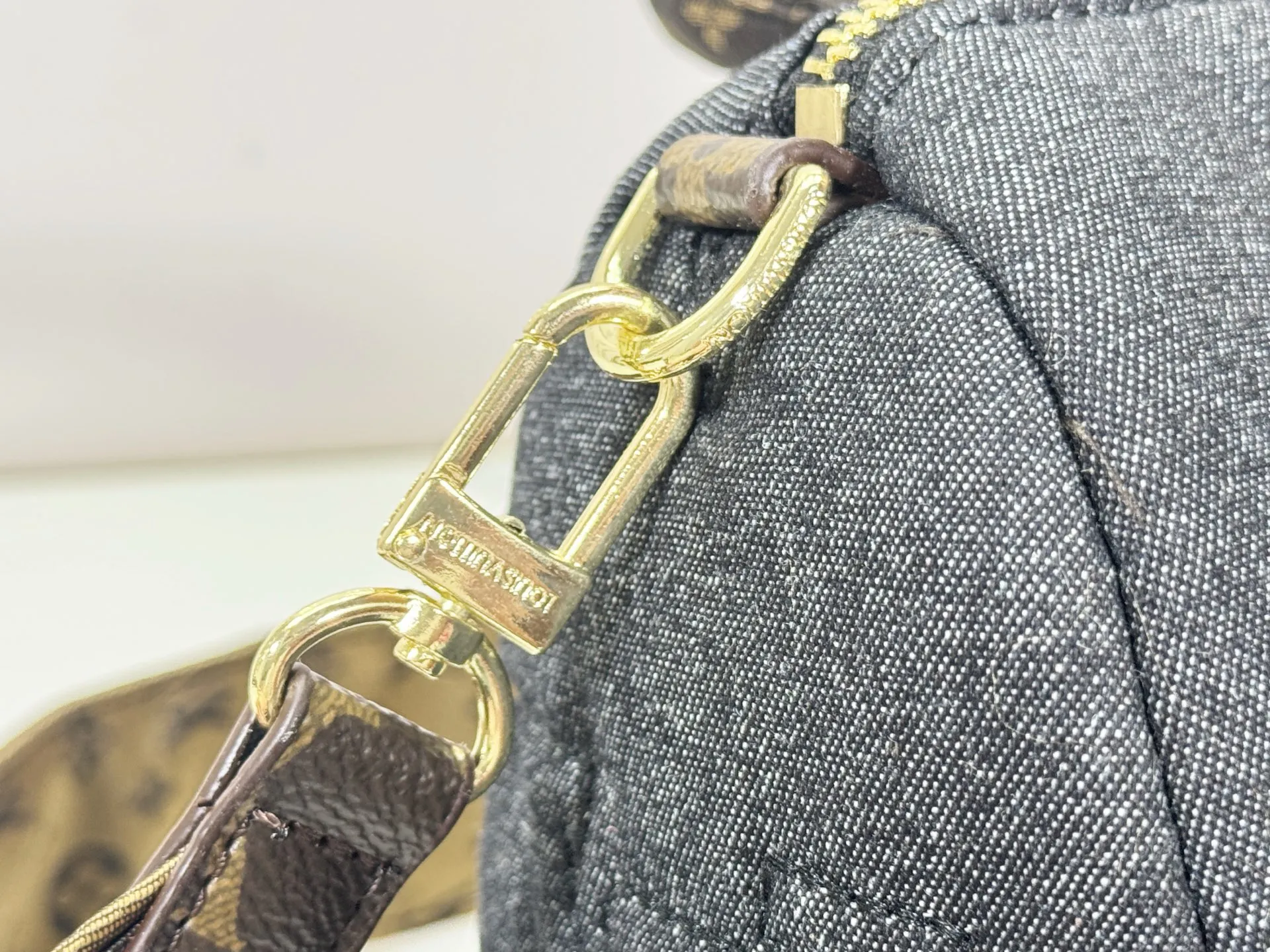 P260 upgraded original M26956 M21061 M20937 M59008 This LV Pillow Speedy Bandoulière 25 handbag injects a cool attitude into the brand's classic configuration. Recycled padded nylon has a matte sheen, with Monogram embroidery and Mini Monogram canvas trim. The top handle and shoulder strap are both padded, making it softer, warmer and more comfortable to carry. Dimensions: 25.0 x 19.0 x 15.0 cm (length x height x width)