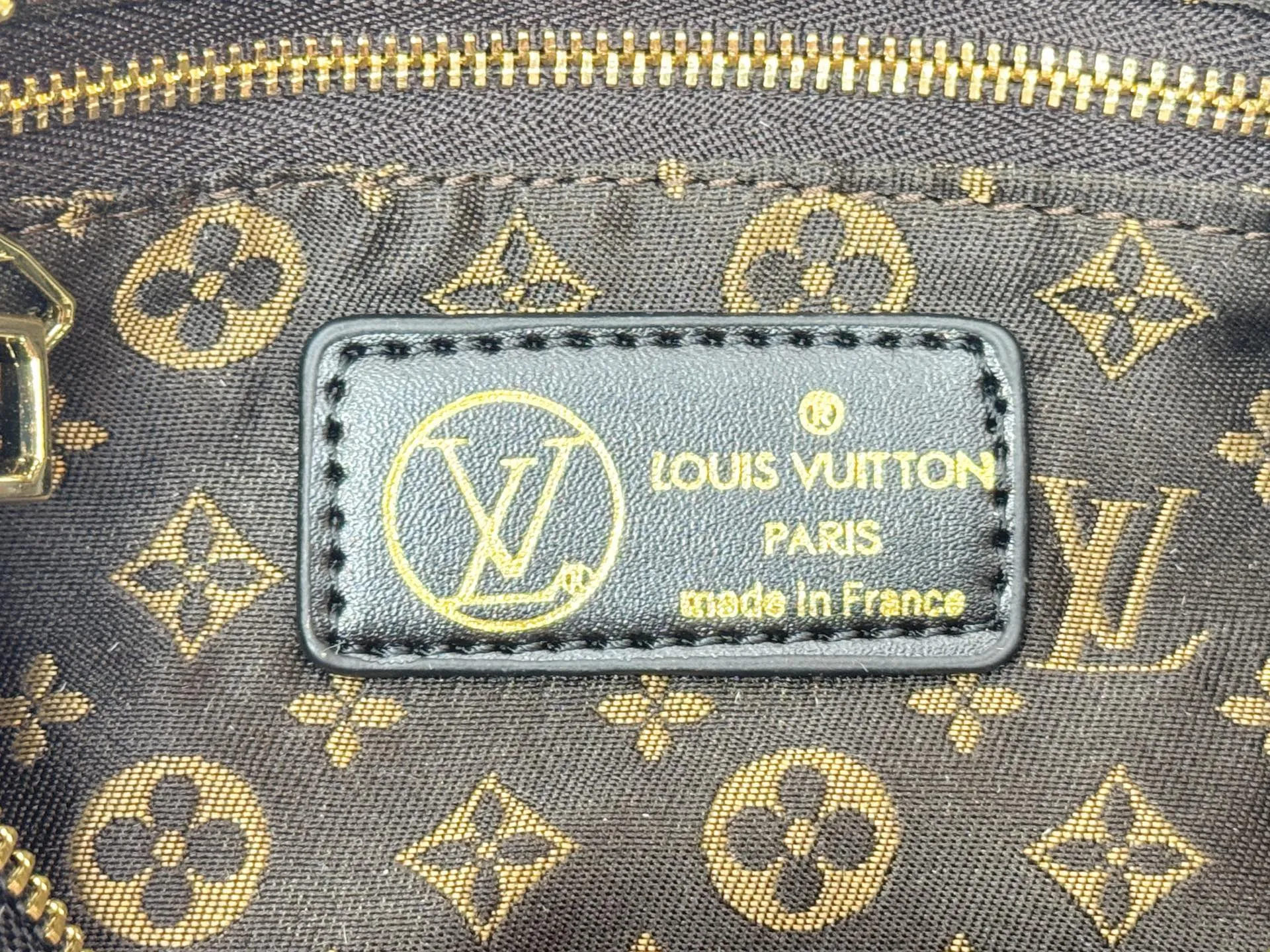 P260 upgraded original M26956 M21061 M20937 M59008 This LV Pillow Speedy Bandoulière 25 handbag injects a cool attitude into the brand's classic configuration. Recycled padded nylon has a matte sheen, with Monogram embroidery and Mini Monogram canvas trim. The top handle and shoulder strap are both padded, making it softer, warmer and more comfortable to carry. Dimensions: 25.0 x 19.0 x 15.0 cm (length x height x width)