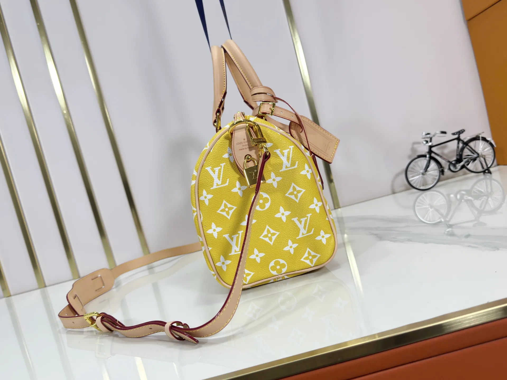 P280 Upgraded original M24426 M24425 M24424 M24423 M24443 M This Speedy Bandoulière 25 Monogram Leather handbag is made of soft cow leather and uses Monogram pattern to reproduce the elegant look and feel of canvas printing. Dazzling metal hardware, sheepskin lining and nameplate all reflect Creative Director Pharrell Williams' relentless attention to detail. Dimensions: 25.0 x 15.0 x 15.0 cm (length x height x width)