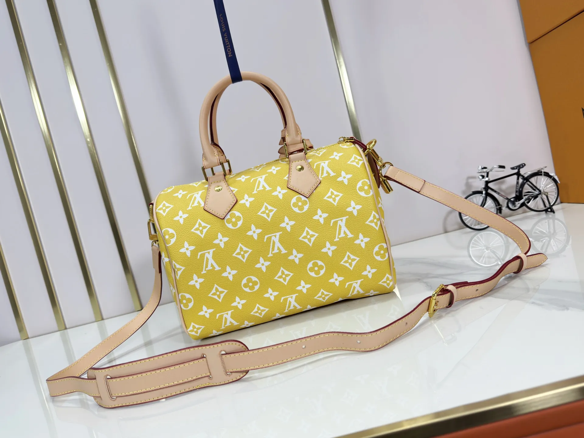 P280 Upgraded original M24426 M24425 M24424 M24423 M24443 M This Speedy Bandoulière 25 Monogram Leather handbag is made of soft cow leather and uses Monogram pattern to reproduce the elegant look and feel of canvas printing. Dazzling metal hardware, sheepskin lining and nameplate all reflect Creative Director Pharrell Williams' relentless attention to detail. Dimensions: 25.0 x 15.0 x 15.0 cm (length x height x width)