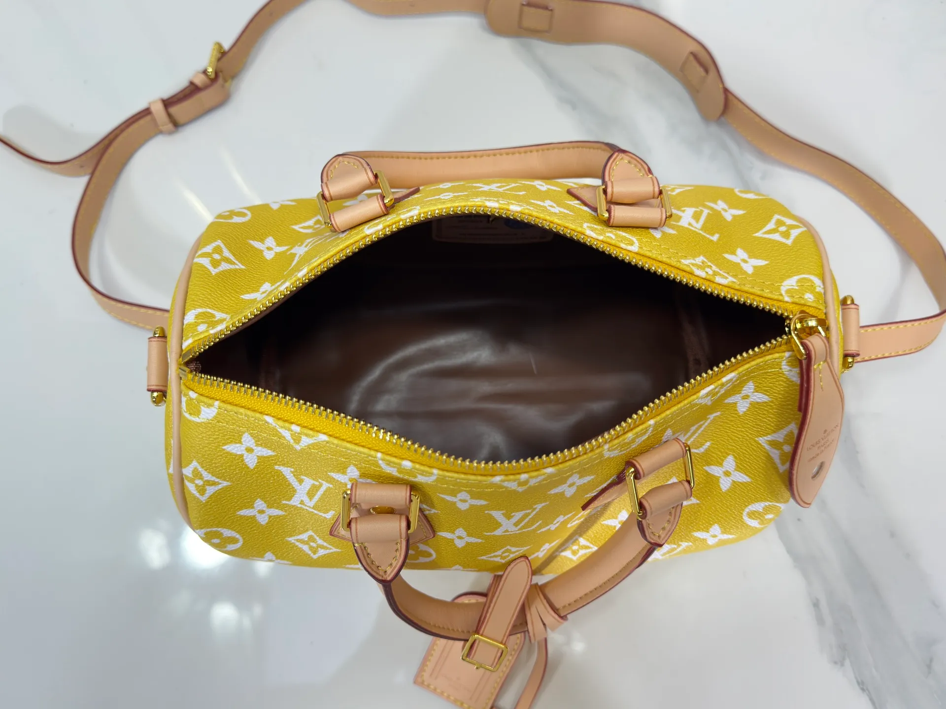 P280 Upgraded original M24426 M24425 M24424 M24423 M24443 M This Speedy Bandoulière 25 Monogram Leather handbag is made of soft cow leather and uses Monogram pattern to reproduce the elegant look and feel of canvas printing. Dazzling metal hardware, sheepskin lining and nameplate all reflect Creative Director Pharrell Williams' relentless attention to detail. Dimensions: 25.0 x 15.0 x 15.0 cm (length x height x width)