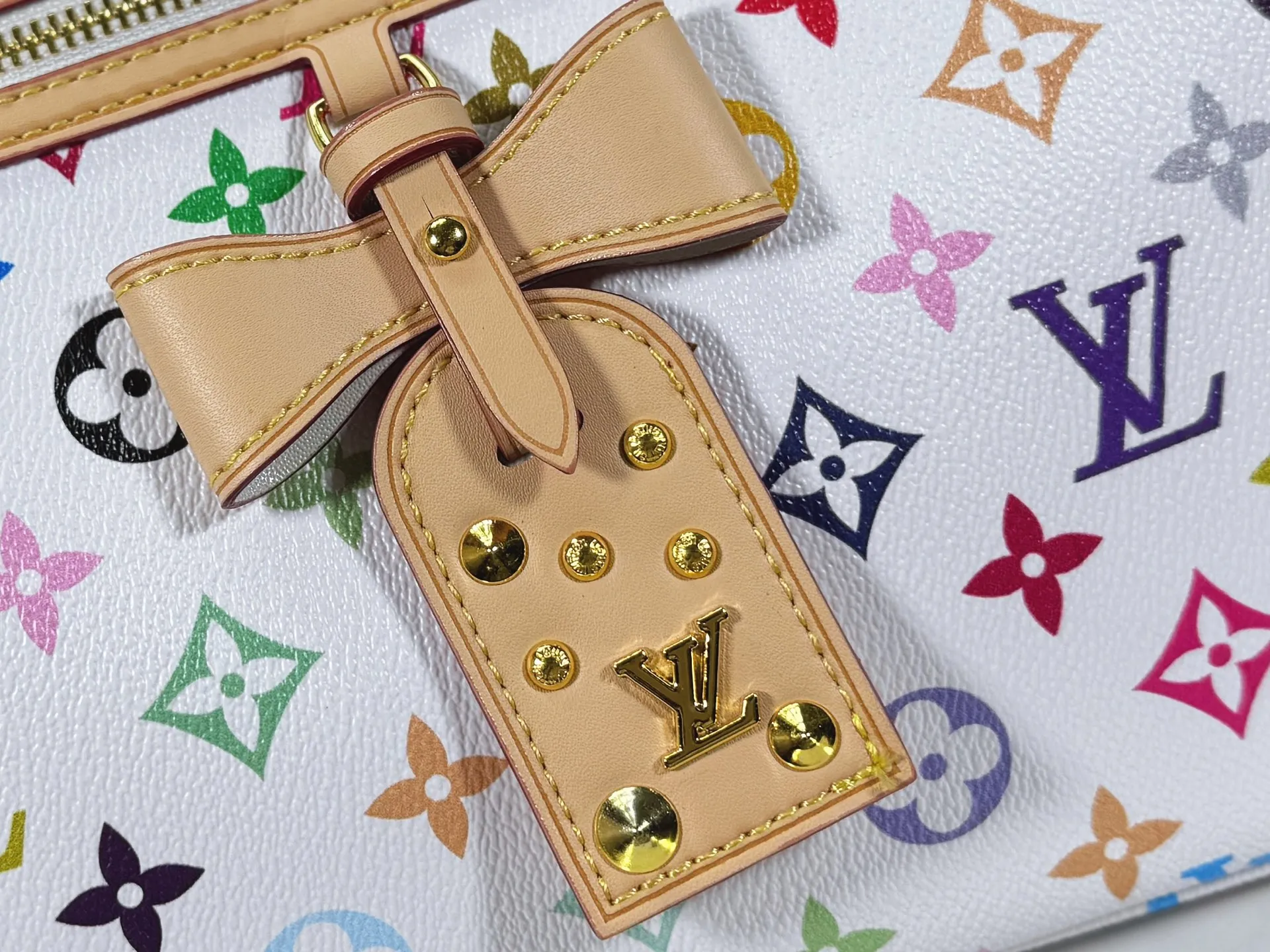 P260 M27582 upgraded from the original version, the iconic design of the Murakami series. The bag is made of smooth cotton-paved leather and is embossed with the brand's Monogram pattern. The iconic thick chain strap is paired with gold-tone hardware, and the wide non-detachable textile shoulder strap can be carried in different ways. This versatile style is large enough to hold a laptop and features a removable zip pocket. Dimensions: 32.5x32.5x15cm