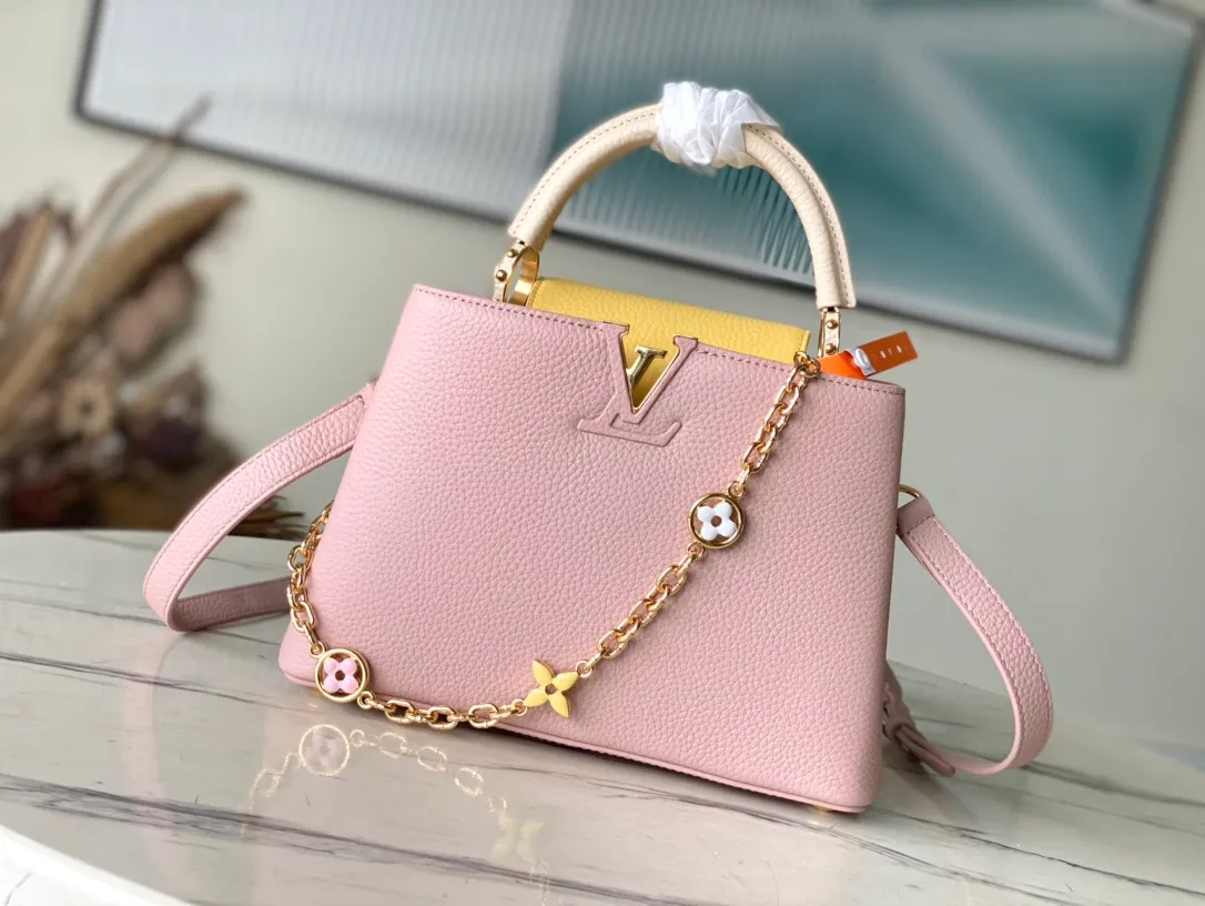 💰2360 (Special Grade Original Leather) M20844 M22514 Grapefruit Pink Floral Triple Piece This Capucines BB handbag is made of Taurillon leather, which vaguely reflects the changes in shades of the same color, making the classic configuration more eye-catching. It is paired with an enamel Monogram floral chain, which can be carried by hand, on the elbow, or worn on the shoulder or crossbody with a shoulder strap. Detailed features 27 x 18 x 9 cm (length x height x width)