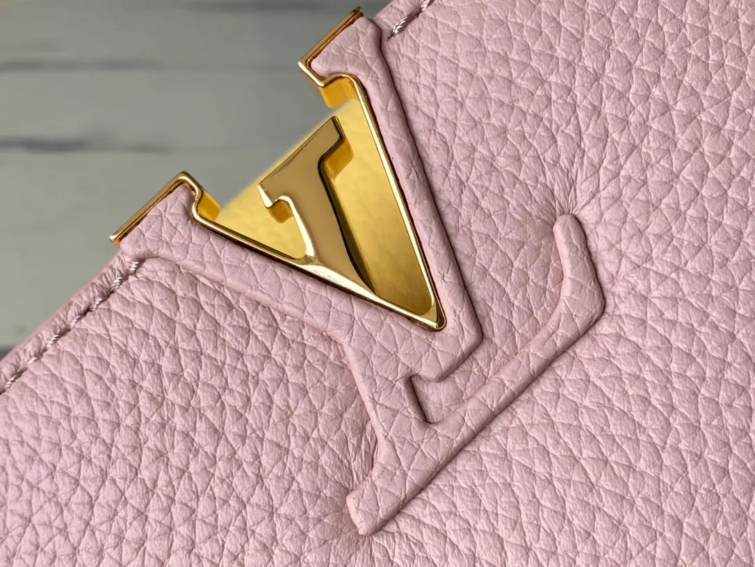 💰2360 (Special Grade Original Leather) M20844 M22514 Grapefruit Pink Floral Triple Piece This Capucines BB handbag is made of Taurillon leather, which vaguely reflects the changes in shades of the same color, making the classic configuration more eye-catching. It is paired with an enamel Monogram floral chain, which can be carried by hand, on the elbow, or worn on the shoulder or crossbody with a shoulder strap. Detailed features 27 x 18 x 9 cm (length x height x width)