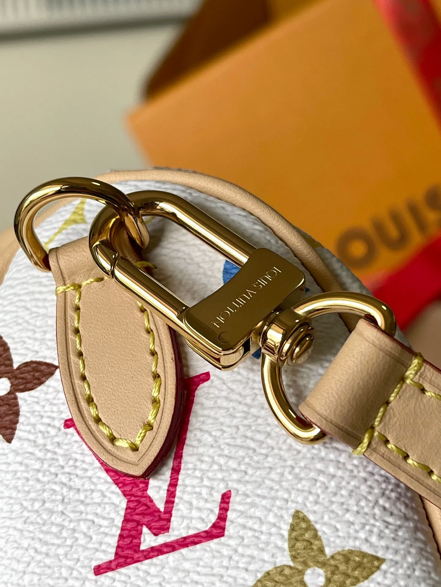 💰900 Top Original Order M13391 This Nano Speedy handbag is made of Monogram coated canvas and cow leather trim to create an exquisite configuration, and uses bright colors to interpret the smart style of the Louis Vuitton × Murakami reissue series. The Toron handle and dazzling padlock pay homage to the brand’s travel heritage, while the detachable and adjustable shoulder strap and chic LVxTM key bag complete the ensemble. Dimensions: 16 × 10 × 7.5 cm