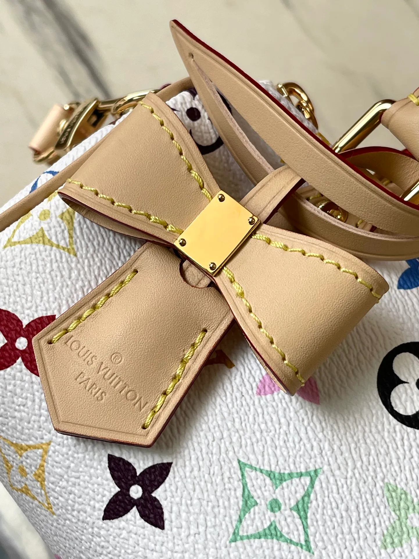 💰900 Top Original Order M13391 This Nano Speedy handbag is made of Monogram coated canvas and cow leather trim to create an exquisite configuration, and uses bright colors to interpret the smart style of the Louis Vuitton × Murakami reissue series. The Toron handle and dazzling padlock pay homage to the brand’s travel heritage, while the detachable and adjustable shoulder strap and chic LVxTM key bag complete the ensemble. Dimensions: 16 × 10 × 7.5 cm