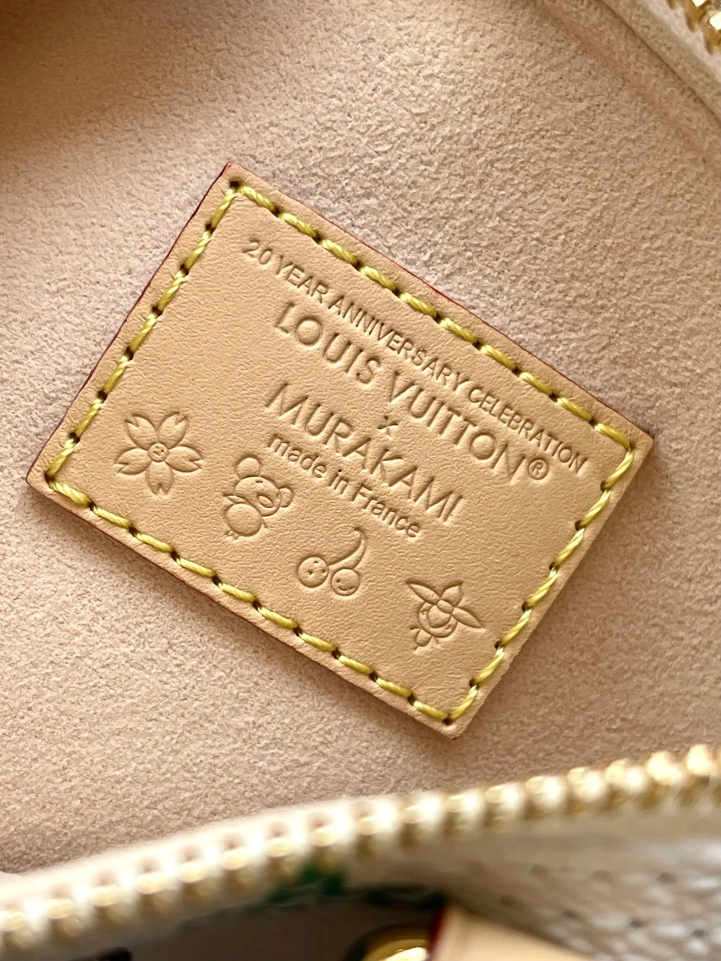 💰900 Top Original Order M13391 This Nano Speedy handbag is made of Monogram coated canvas and cow leather trim to create an exquisite configuration, and uses bright colors to interpret the smart style of the Louis Vuitton × Murakami reissue series. The Toron handle and dazzling padlock pay homage to the brand’s travel heritage, while the detachable and adjustable shoulder strap and chic LVxTM key bag complete the ensemble. Dimensions: 16 × 10 × 7.5 cm