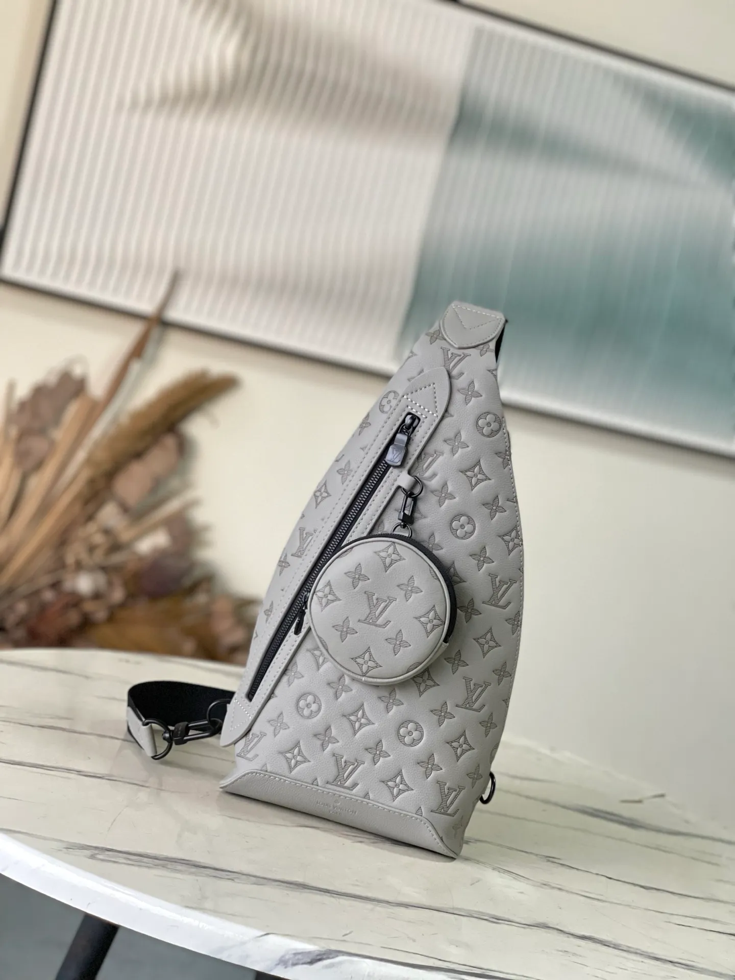 💰1120 (first-grain leather) top-quality original M14916 gray full leather embossed chest bag Duo shoulder bag This Duo shoulder bag is made of soft cow leather with a close-fitting structure, making it a practical choice in addition to traditional backpacks. The zippered side pocket can store a smartphone, the detachable storage bag makes it easy to access items, and the adjustable jacquard fabric shoulder strap allows for left or right shoulder carry. 42 x 6 x 20 cm (height x width x length)