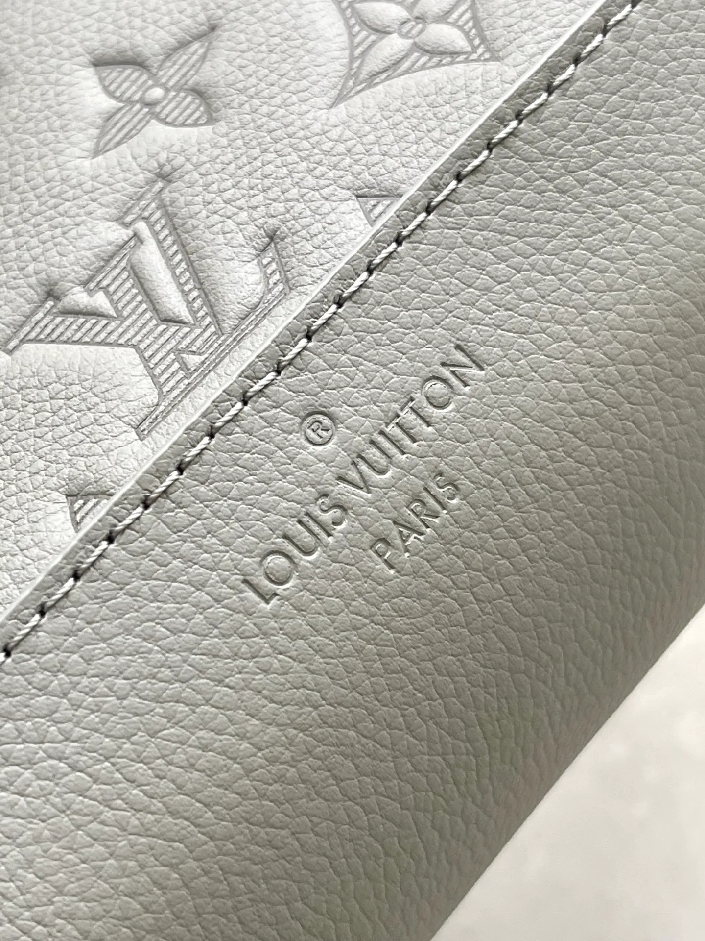 💰1120 (first-grain leather) top-quality original M14916 gray full leather embossed chest bag Duo shoulder bag This Duo shoulder bag is made of soft cow leather with a close-fitting structure, making it a practical choice in addition to traditional backpacks. The zippered side pocket can store a smartphone, the detachable storage bag makes it easy to access items, and the adjustable jacquard fabric shoulder strap allows for left or right shoulder carry. 42 x 6 x 20 cm (height x width x length)