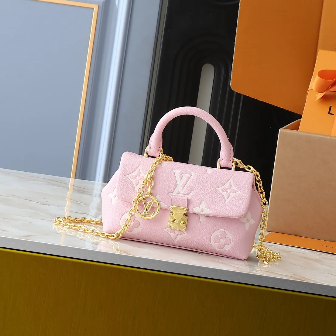 💰220💰Upgraded from the original M13796 M12145 M12144 M12211. This Nano Madeleine is made of Monogram Empreinte leather and returns to the new season with elegant two-tone colors. The neat inner layer includes patch pockets and card slots, adding functional design to the compact design. Yingze S-Lock buckle and detachable chain strap mark the brand identity. Dimensions: 21.0 x 12.5 x 6.0 cm (length x height x width)