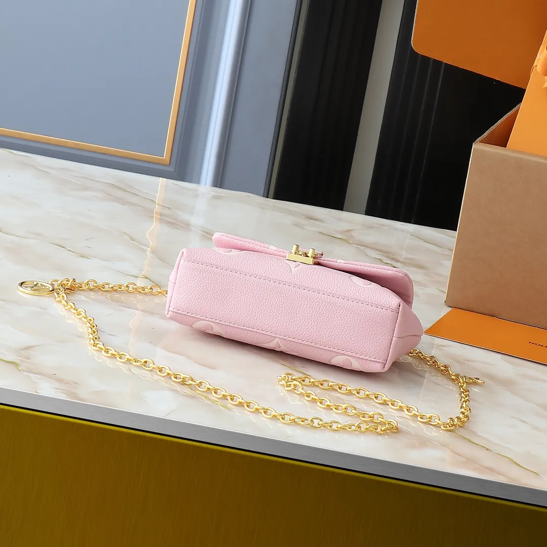 💰220💰Upgraded from the original M13796 M12145 M12144 M12211. This Nano Madeleine is made of Monogram Empreinte leather and returns to the new season with elegant two-tone colors. The neat inner layer includes patch pockets and card slots, adding functional design to the compact design. Yingze S-Lock buckle and detachable chain strap mark the brand identity. Dimensions: 21.0 x 12.5 x 6.0 cm (length x height x width)