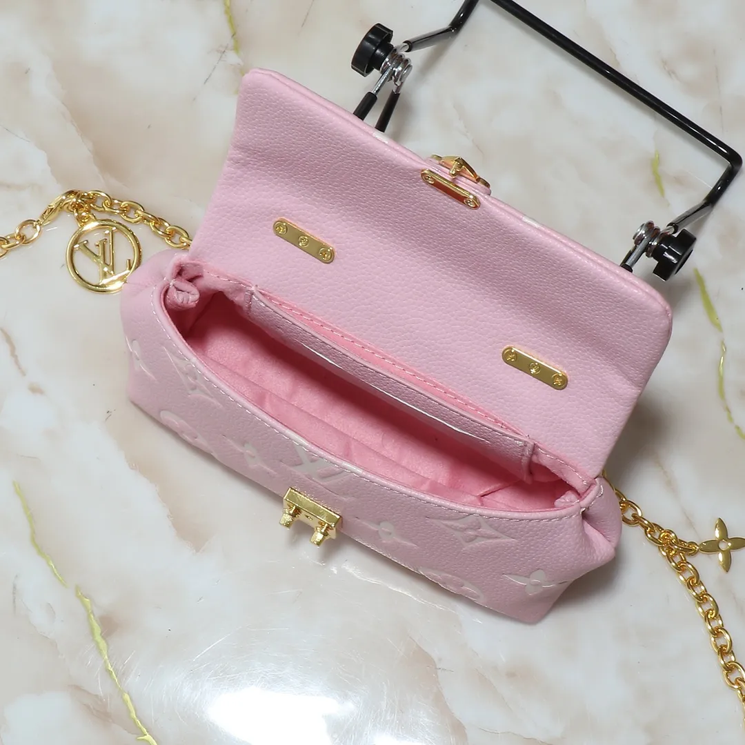 💰220💰Upgraded from the original M13796 M12145 M12144 M12211. This Nano Madeleine is made of Monogram Empreinte leather and returns to the new season with elegant two-tone colors. The neat inner layer includes patch pockets and card slots, adding functional design to the compact design. Yingze S-Lock buckle and detachable chain strap mark the brand identity. Dimensions: 21.0 x 12.5 x 6.0 cm (length x height x width)
