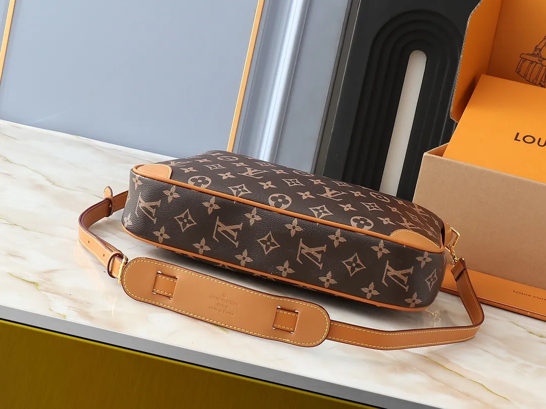 💰260💰Upgraded original M14196 Presbyopia Unisex 2025 Early Spring Soft Leather Series Horn HoboLV croissant bag has always been a classic in the fashion industry, and the medieval LV cross-body shoulder bag is even more popular! This bag not only has the unique charm of the LV brand, but also allows you to walk with fashion and become your best matching weapon! The advantage of the second-hand LV cross-body shoulder bag lies in its quality and sense of history. After the baptism of time, it becomes even more unique and charming. Whether going to work, shopping or attending a party, this bag can easily hold up to various occasions. Its design is simple and elegant, and it can show your fashion taste with any clothing. Dimensions length, height and width: 31✘23✘6cm