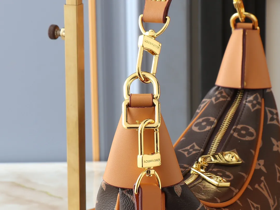 💰260💰Upgraded original M14196 Presbyopia Unisex 2025 Early Spring Soft Leather Series Horn HoboLV croissant bag has always been a classic in the fashion industry, and the medieval LV cross-body shoulder bag is even more popular! This bag not only has the unique charm of the LV brand, but also allows you to walk with fashion and become your best matching weapon! The advantage of the second-hand LV cross-body shoulder bag lies in its quality and sense of history. After the baptism of time, it becomes even more unique and charming. Whether going to work, shopping or attending a party, this bag can easily hold up to various occasions. Its design is simple and elegant, and it can show your fashion taste with any clothing. Dimensions length, height and width: 31✘23✘6cm