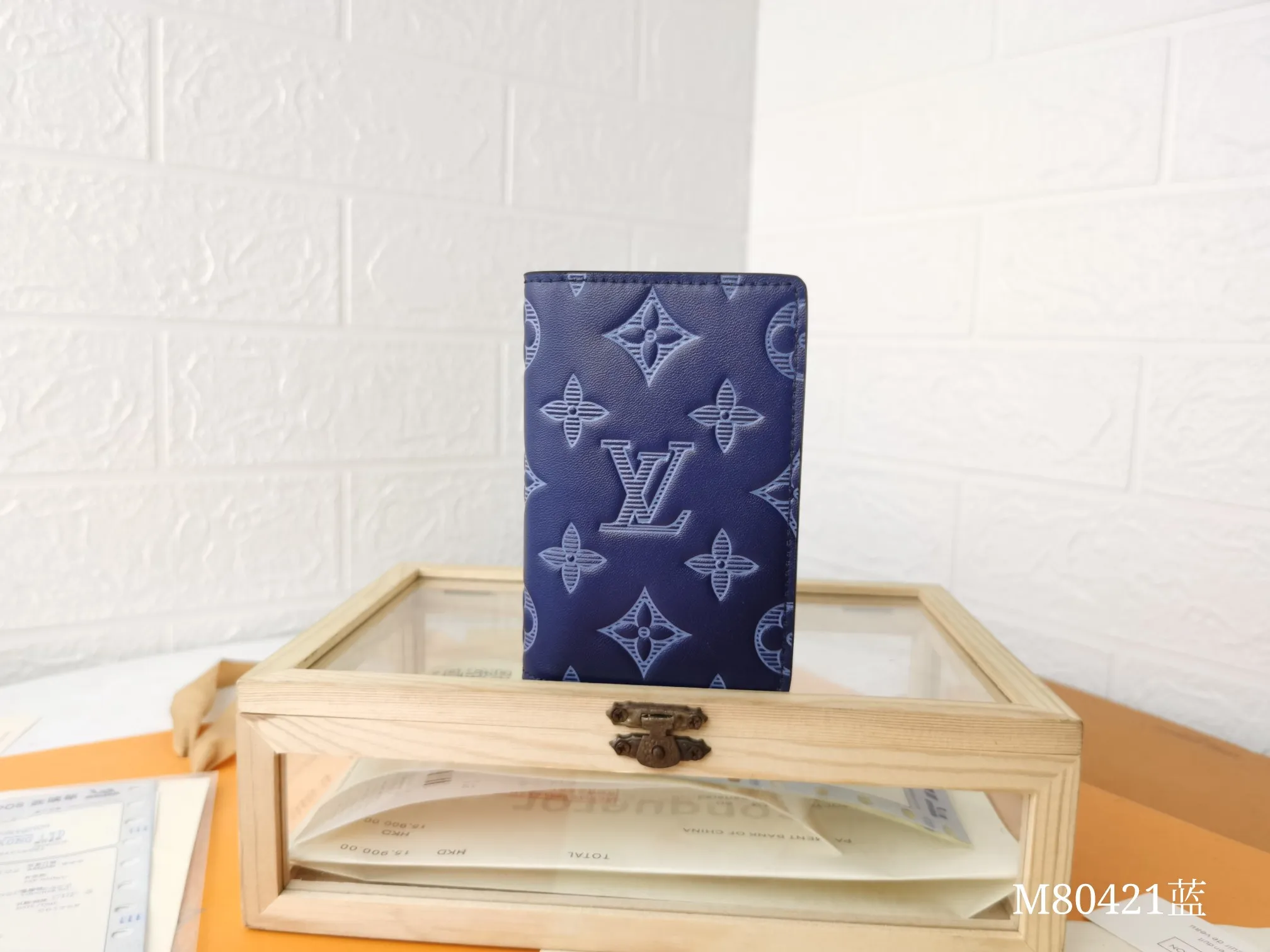 P110💰Top original version💎【Real shot, own background】M80421 stripe and print Louis Vuitton pocket wallet made of blue Monogram Shadow calfskin, an elegant choice for carrying daily items. The Monogram Shadow leather with classic Monogram embossing is soft in texture, compact in size and simple in appearance. It has several pockets and credit card slots inside. Size: 8×11×1cm63144