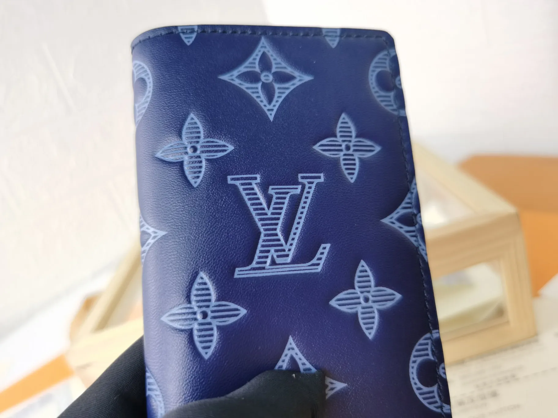 P110💰Top original version💎【Real shot, own background】M80421 stripe and print Louis Vuitton pocket wallet made of blue Monogram Shadow calfskin, an elegant choice for carrying daily items. The Monogram Shadow leather with classic Monogram embossing is soft in texture, compact in size and simple in appearance. It has several pockets and credit card slots inside. Size: 8×11×1cm63144
