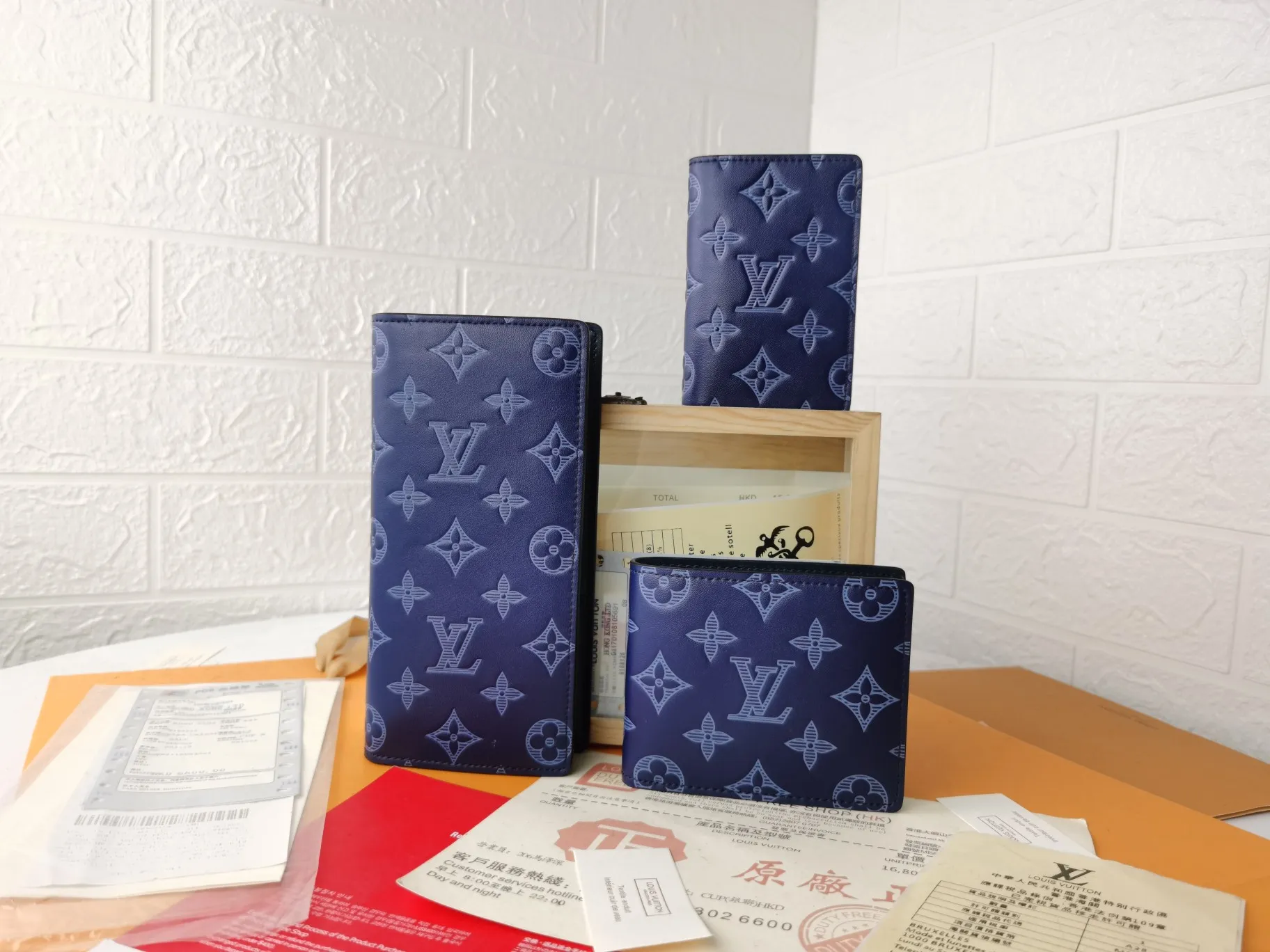 P110💰Top original version💎【Real shot, own background】M80421 stripe and print Louis Vuitton pocket wallet made of blue Monogram Shadow calfskin, an elegant choice for carrying daily items. The Monogram Shadow leather with classic Monogram embossing is soft in texture, compact in size and simple in appearance. It has several pockets and credit card slots inside. Size: 8×11×1cm63144