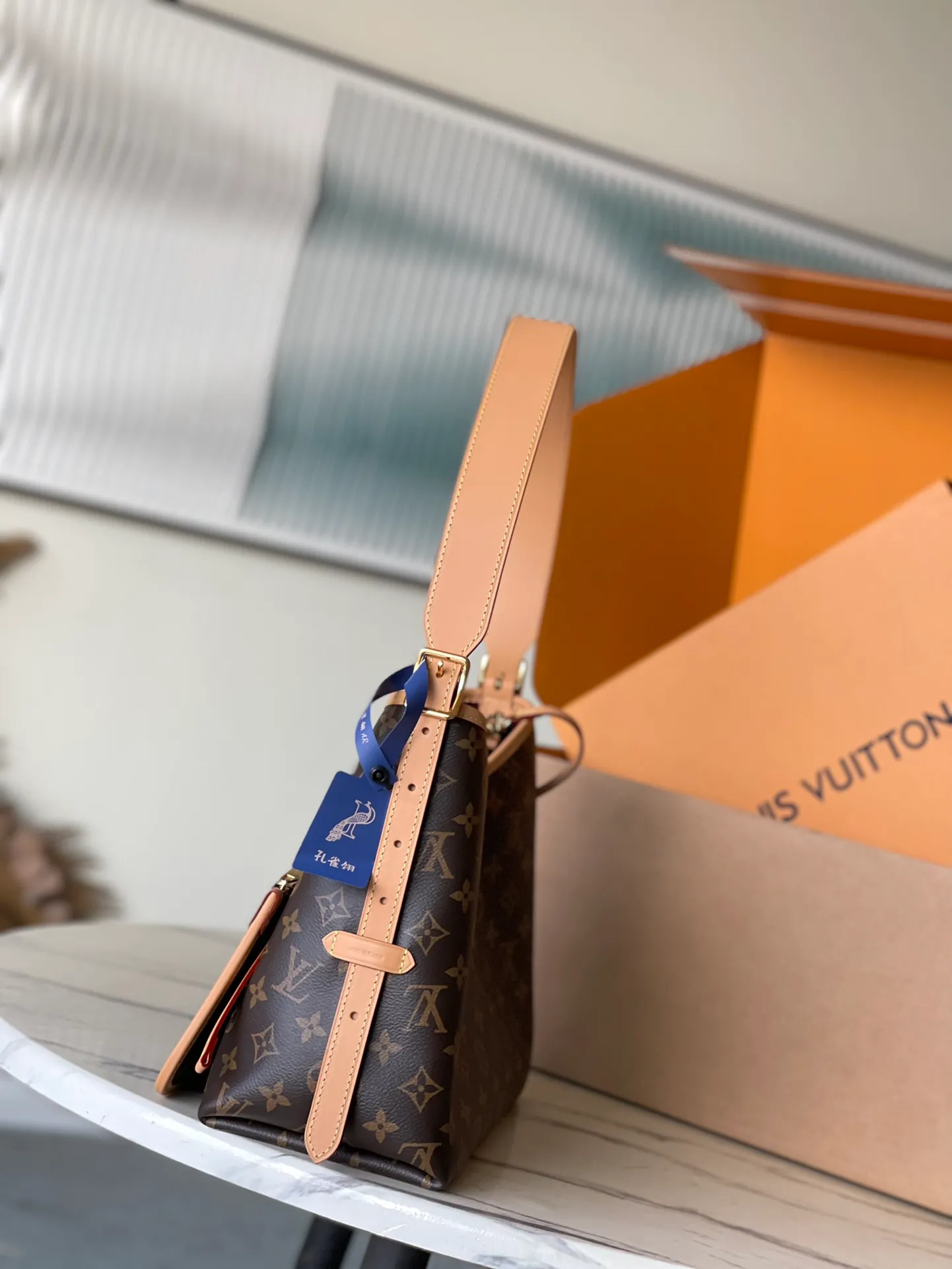 💰760 The top original M46203 CarryAll small handbag is made of Monogram canvas and leather trim, making it a personal companion for urban life. The generous construction has a neat interior and a large interior pocket adds a functional element. Monogram canvas zippered clutch secured with leather strap. Dimensions: 29 x 24 x 12 cm