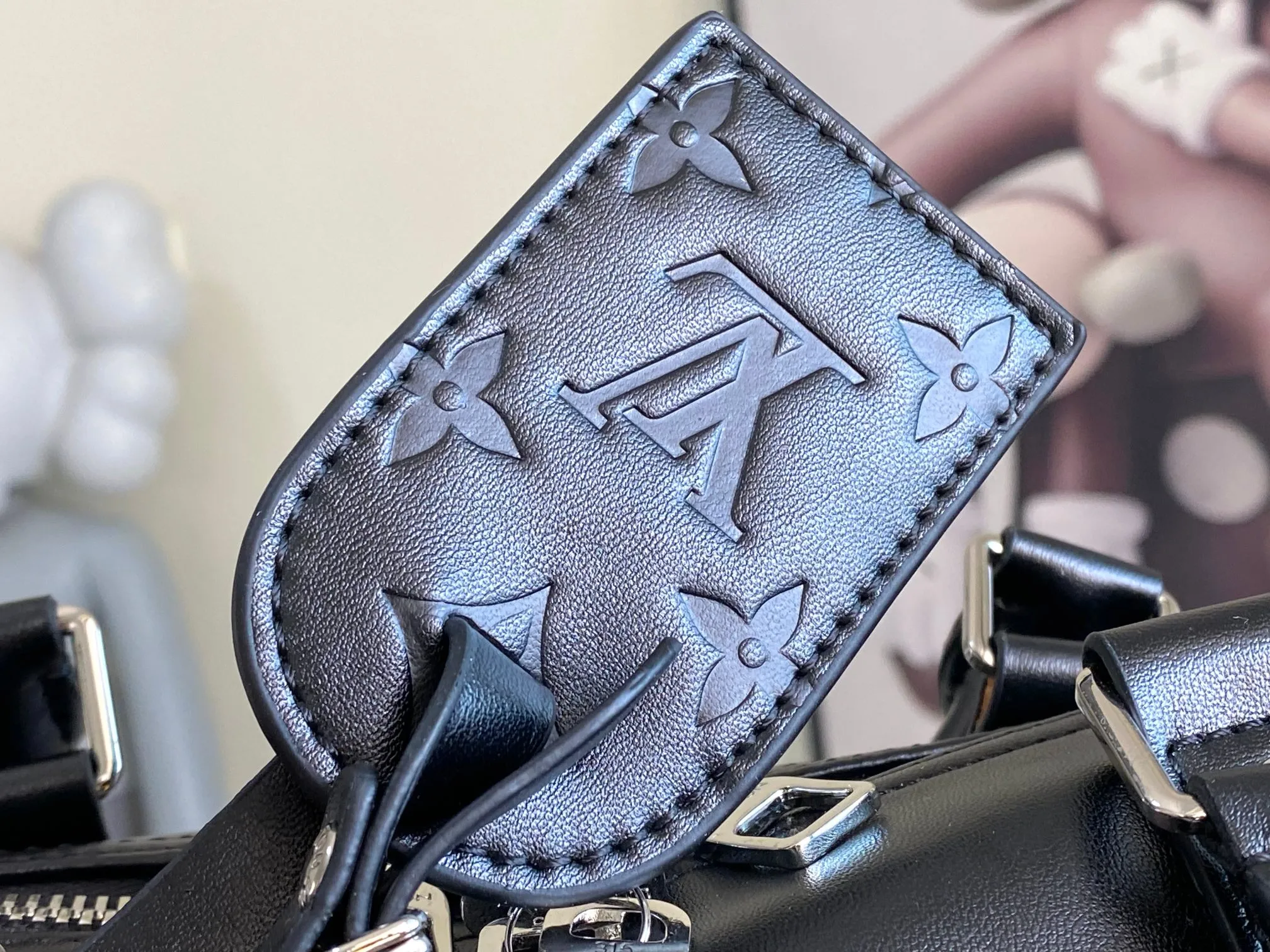 💰1760 (top layer leather) top original order M13992 This Keepall Bandoulière 50 travel bag depicts the Monogram pattern on the canvas surface and transforms into a cartoon image, making the Monogram flowers and LV letters present rich emotions of sadness or joy. The top handle and side straps are made of leather, continuing the consistent design of the Keepall series. Cartoon name tags can be customized. size：50x29x23cm
