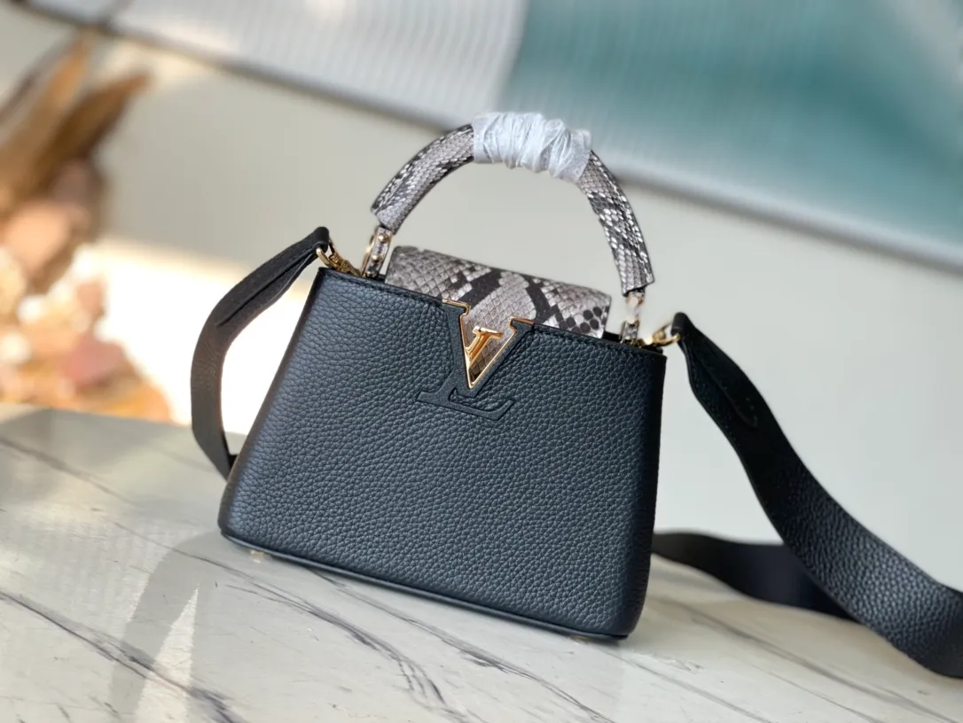 💰1940 (Special Grade Original Leather) N99387/M48865 Black Snake Shoulder This Capucines mini handbag is exquisitely constructed with full-grain Taurillon leather. It is equipped with a top handle, two-way flap and a logo outlined in luster python leather, making it a gorgeous choice for both day and night. The detachable wide shoulder strap allows for an avant-garde look when worn on the shoulder or crossbody. Size: 21 *14 * 8cm