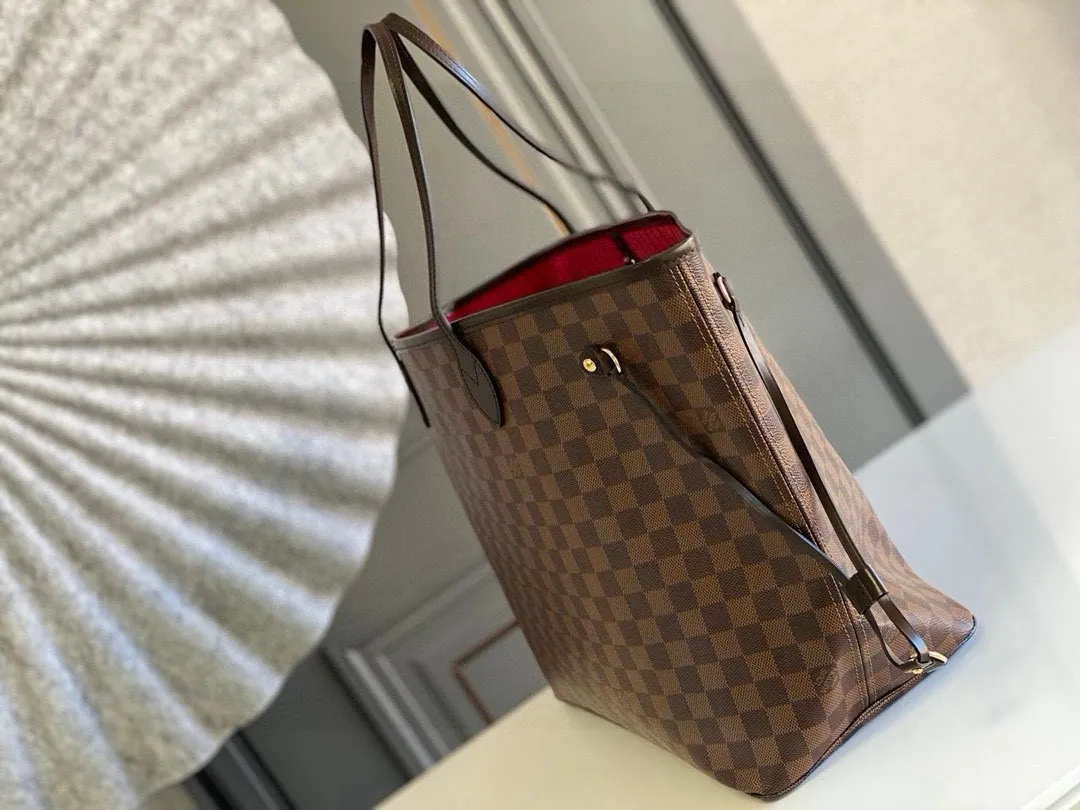 💰800 (Large Steel Nail) Top Original N41357 NEVERFULL Large Handbag The legendary Neverfull handbag can always meet your various needs for handbags. It has a large capacity but is not bulky. It is stiff and soft to the touch, making it suitable for home and travel. Tighten the side ties and it instantly transforms into a stylish urban handbag. Loosen the straps and it transforms into a chic and practical handbag. The slender leather handle can be carried over the shoulder or between the arms. The model shown here is made of Damier Ebène canvas. 39 cm